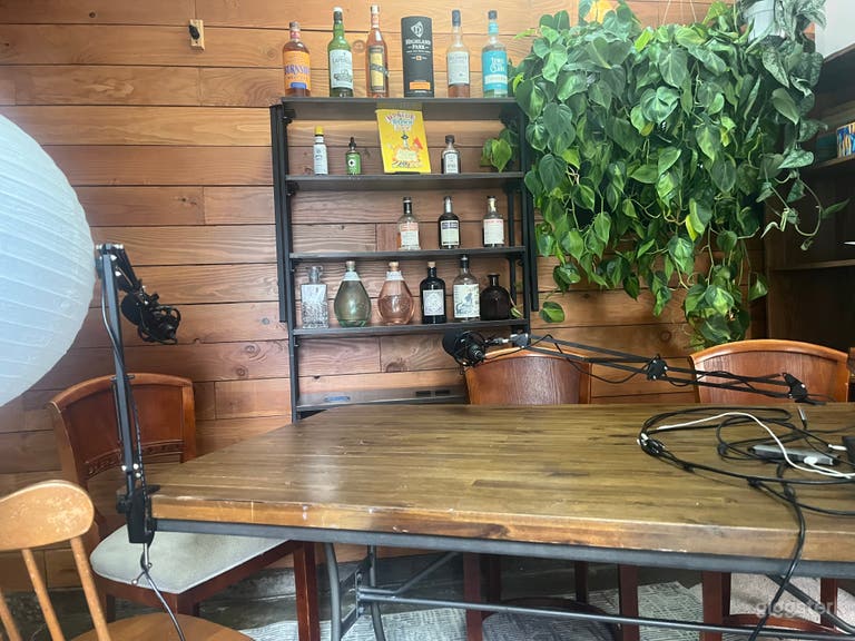  Artists' Studio: beautiful podcast setup! Camera/lights/mics 