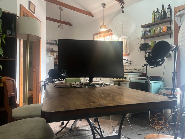  Artists' Studio: beautiful podcast setup! Camera/lights/mics 