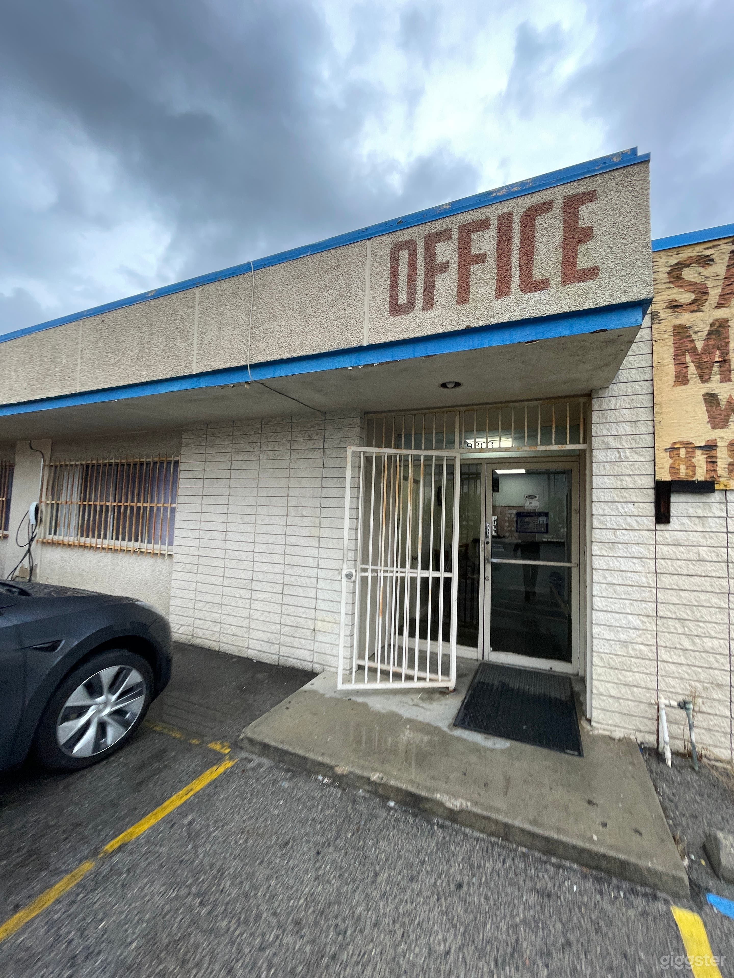Large Marble Slab & Tile Distribution Warehouse Photo 3