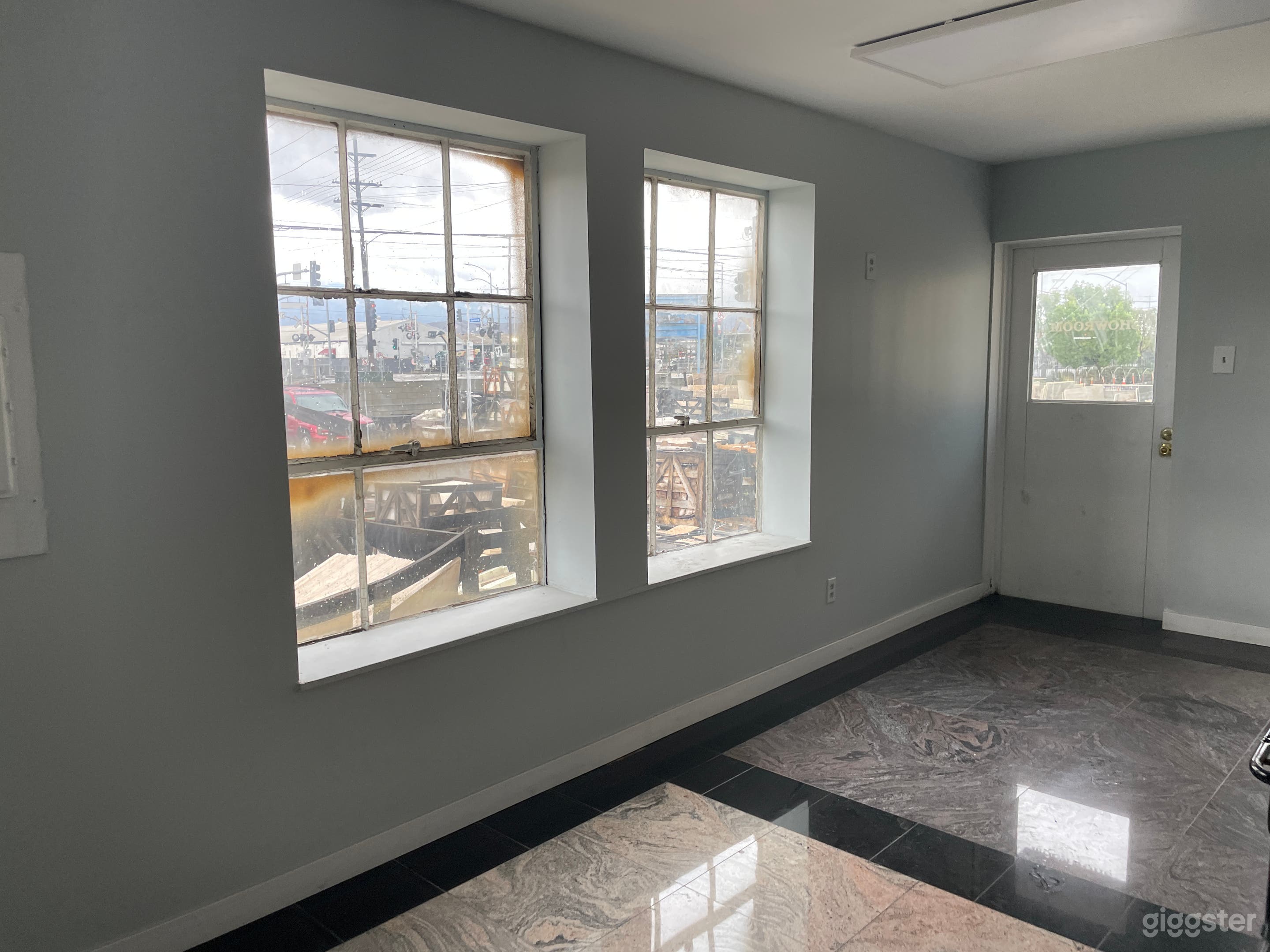 Large Marble Slab & Tile Distribution Warehouse Photo 4