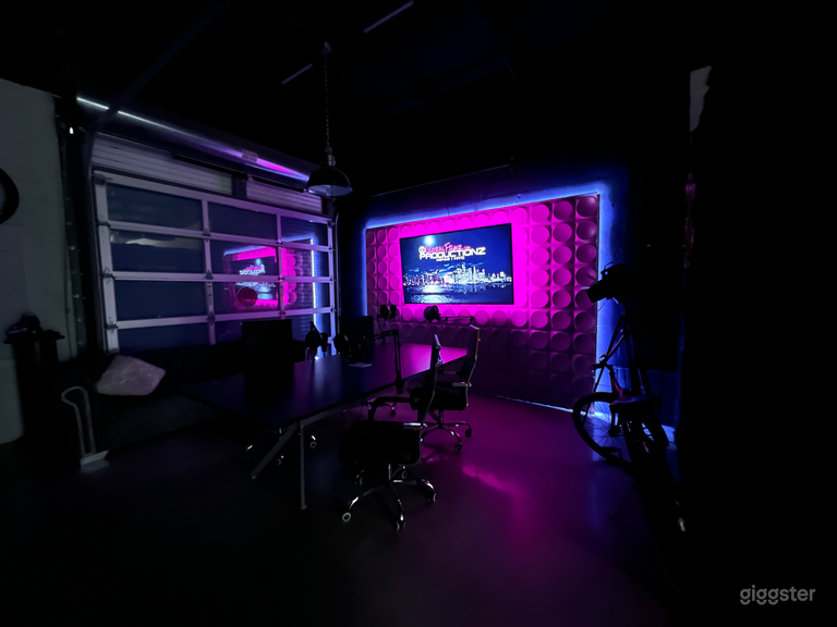  WHOLE Photo/Video Studio | Creative Space Sets 