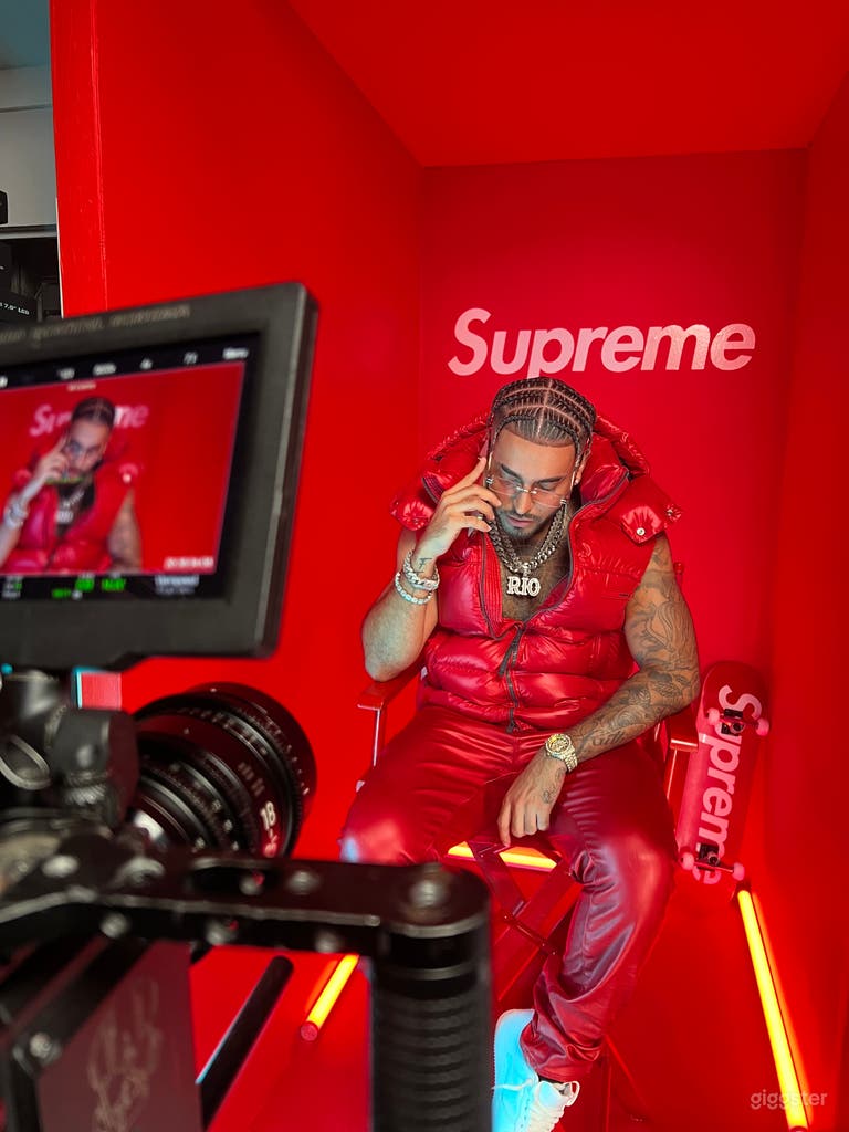  WHOLE Photo/Video Studio | Creative Space Sets 