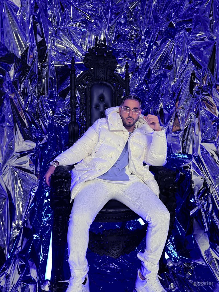  WHOLE Photo/Video Studio | Creative Space Sets 