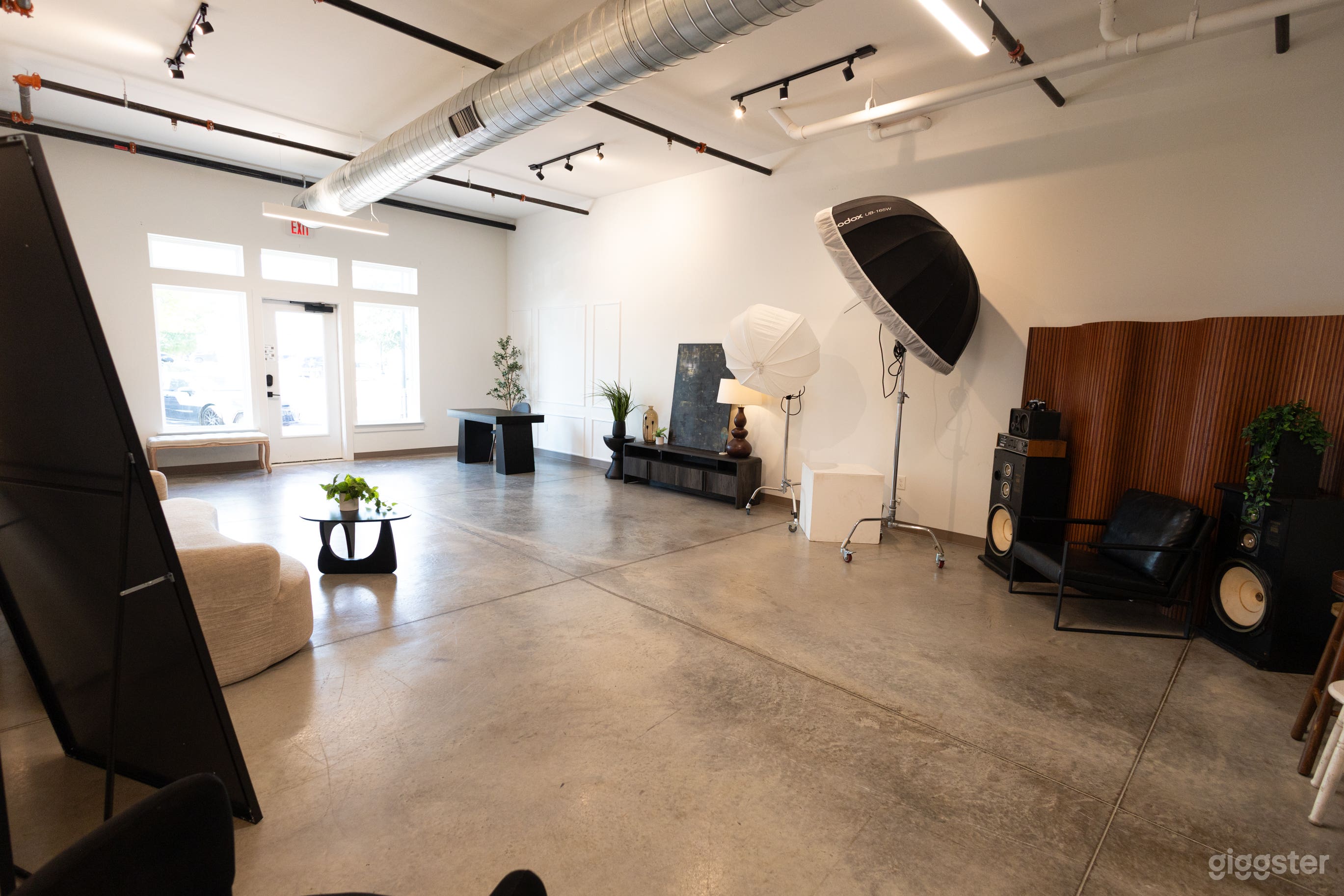 Minimalist Creative Loft Photo Studio in Arlington, TX Photo 3