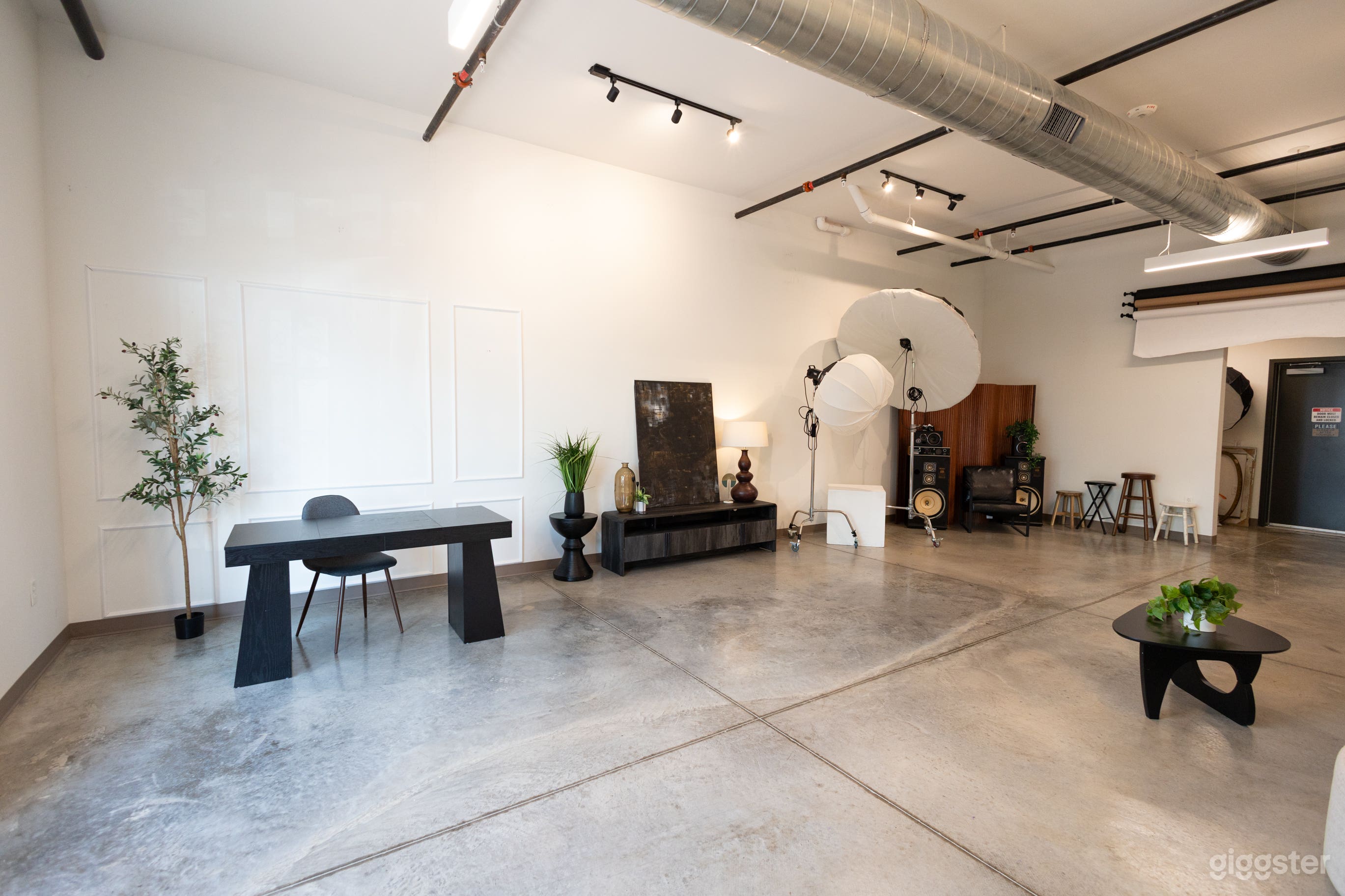 Minimalist Creative Loft Photo Studio in Arlington, TX Photo 4