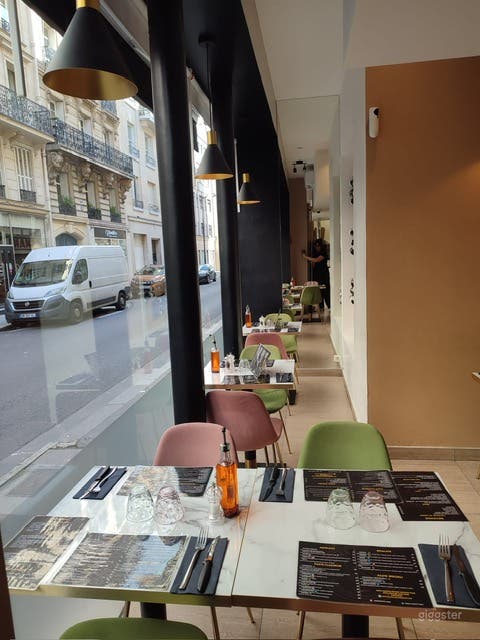  Charmantes italienisches Resto-Pizzeria mit straßenseitigen Fenstern 