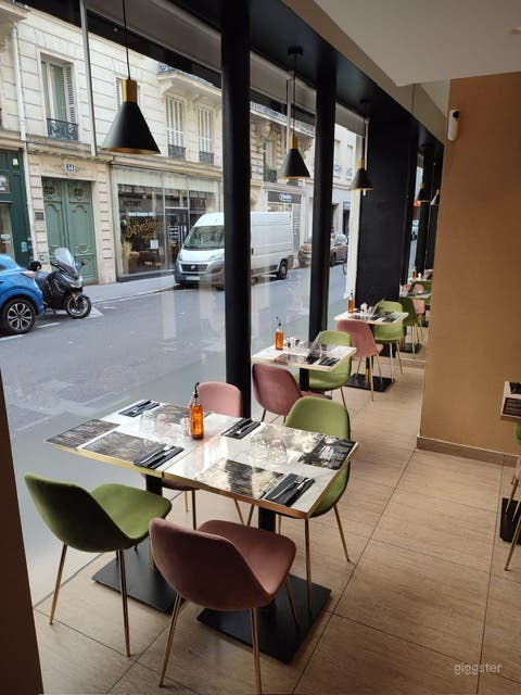 Photo de Charming Italian resto-pizzeria with street-facing windows 4