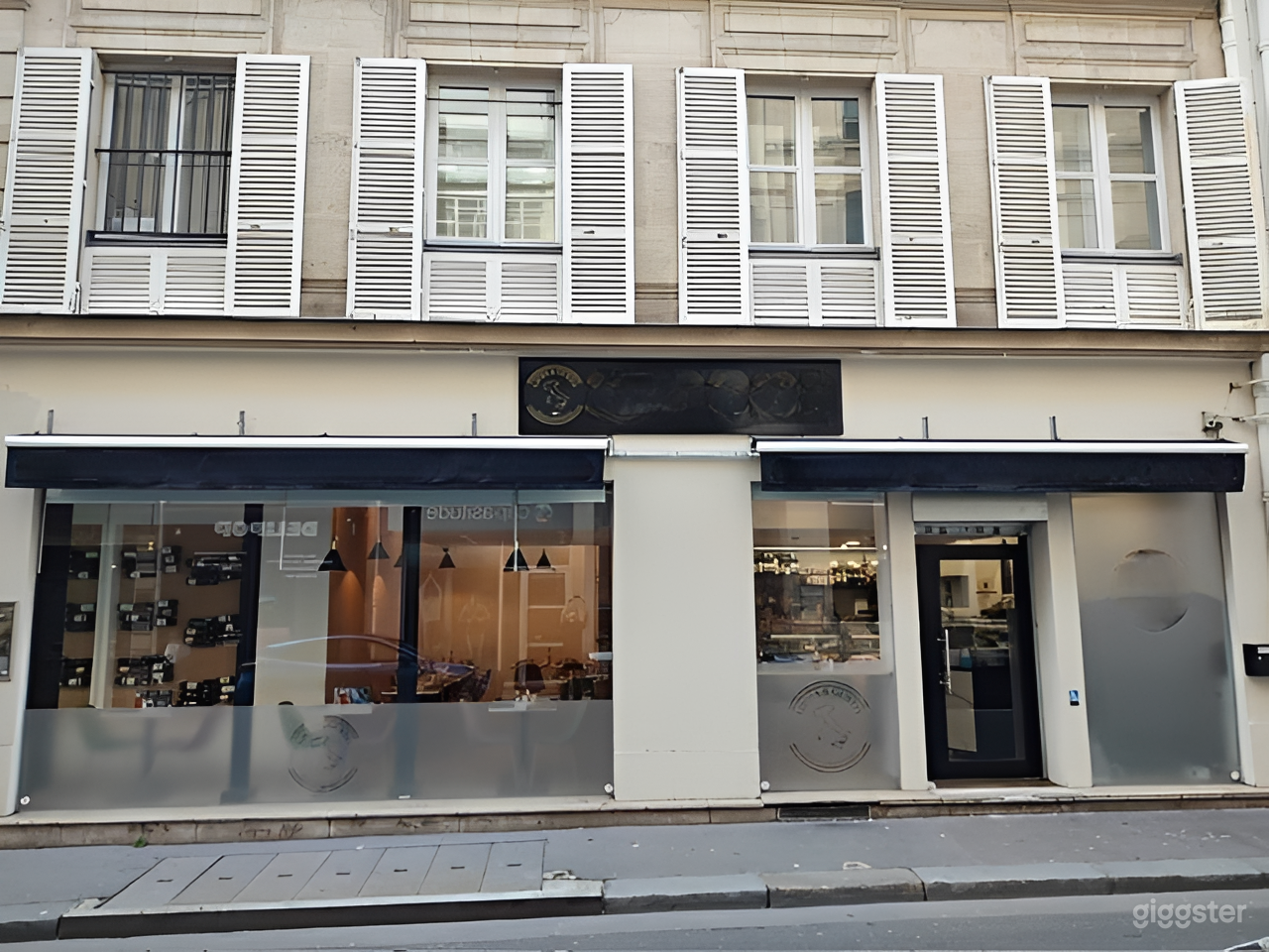 Photo de Charming Italian resto-pizzeria with street-facing windows 3