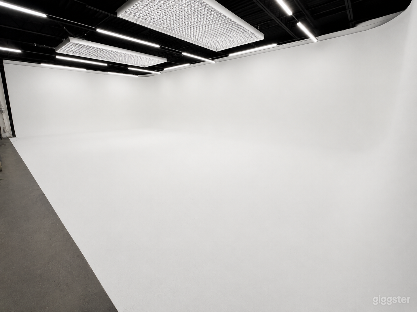Automotive ready studio with white cyc walls Photo 1
