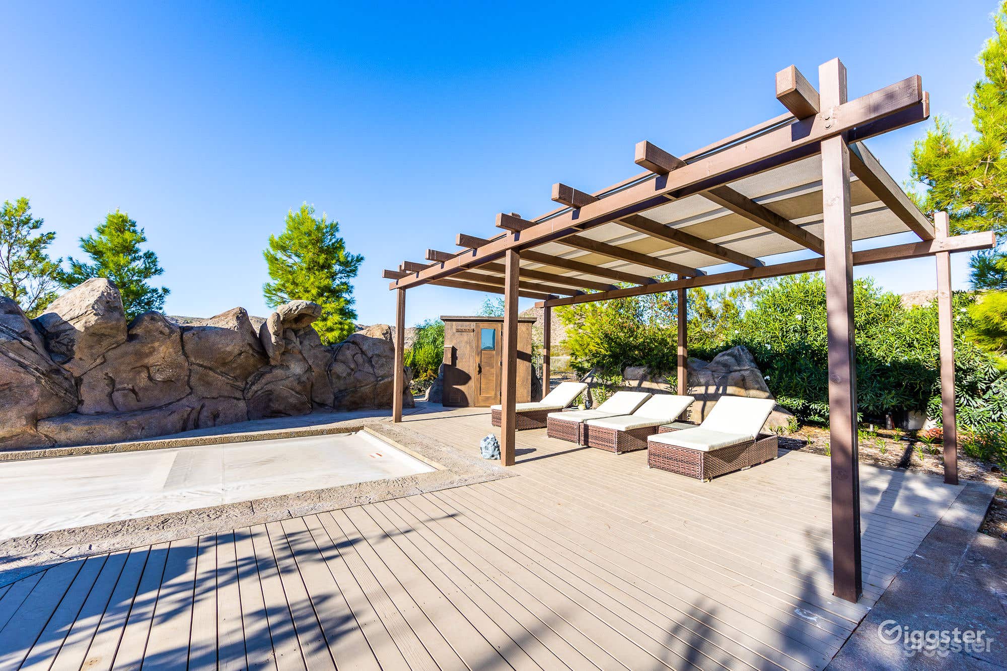 A large outdoor pool in Joshua Tree Boulder House Photo 4