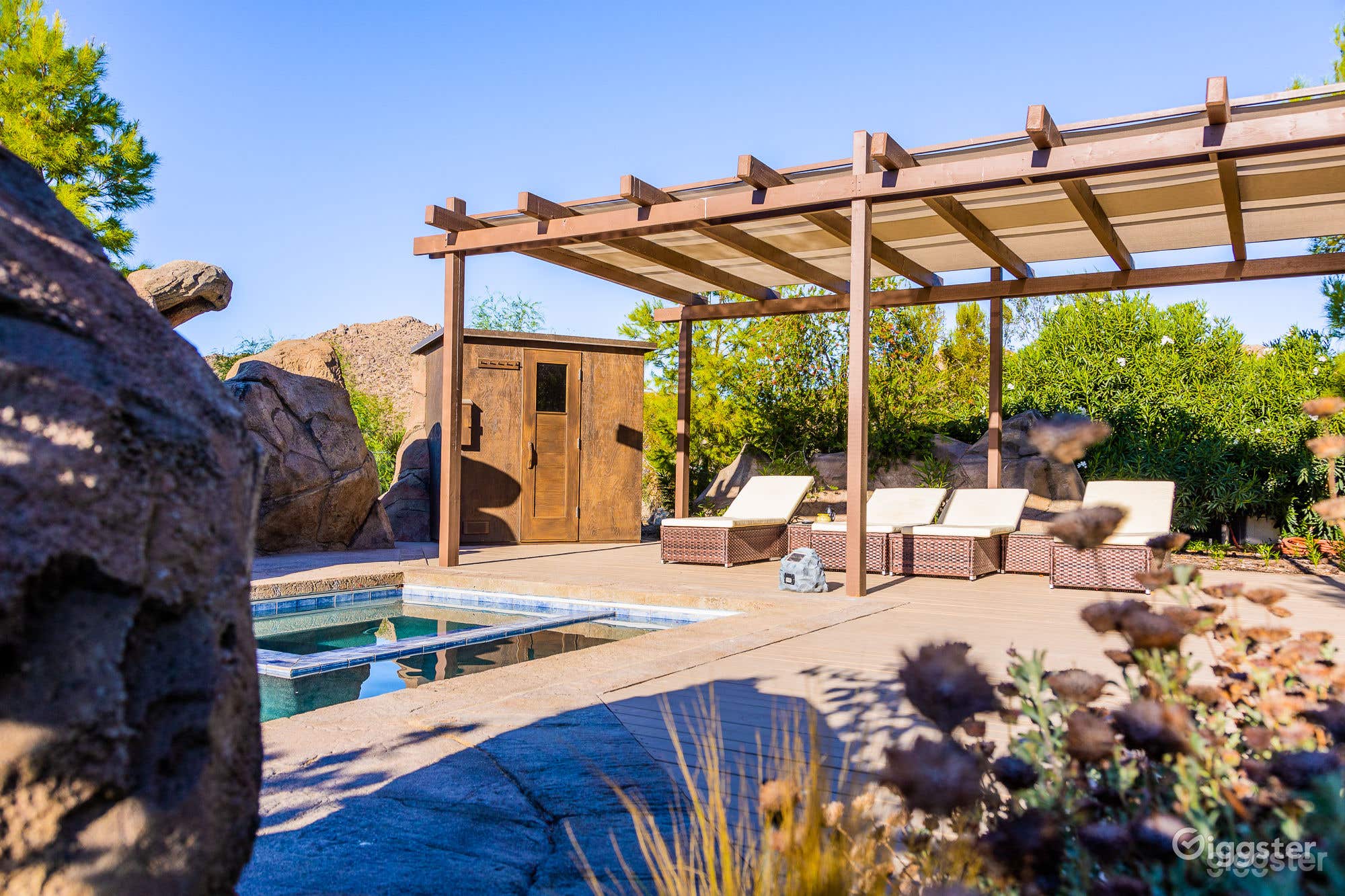 A large outdoor pool in Joshua Tree Boulder House Photo 3