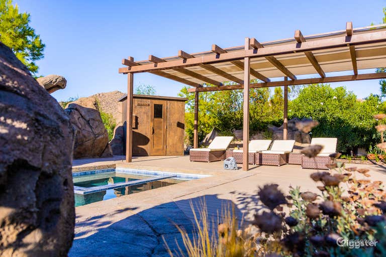  A large outdoor pool in Joshua Tree Boulder House 