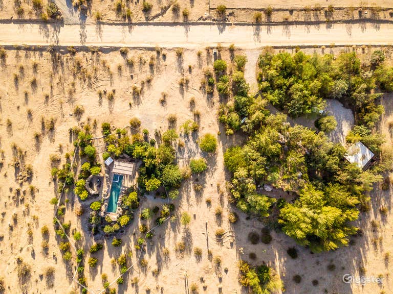  A large outdoor pool in Joshua Tree Boulder House 