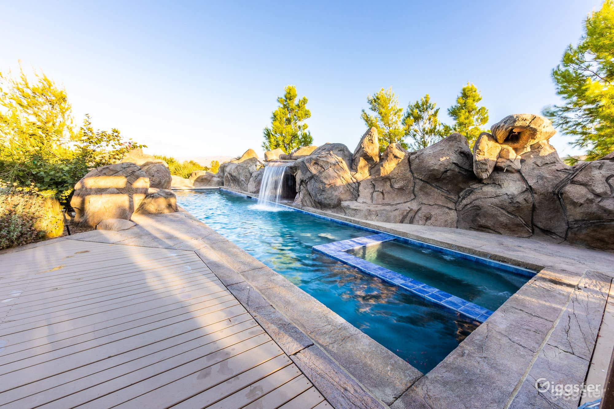 A large outdoor pool in Joshua Tree Boulder House Photo 2