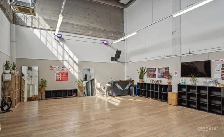  Estudio de danza dinámico con espejos de pared y sistema de sonido 