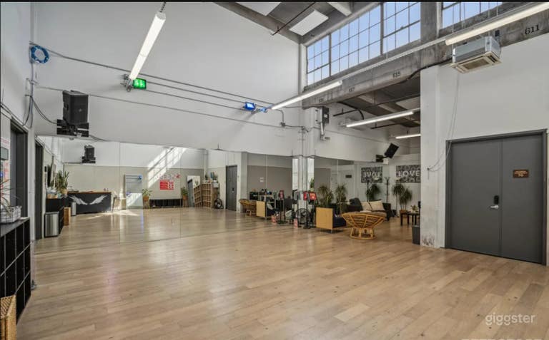  Estudio de danza dinámico con espejos de pared y sistema de sonido 