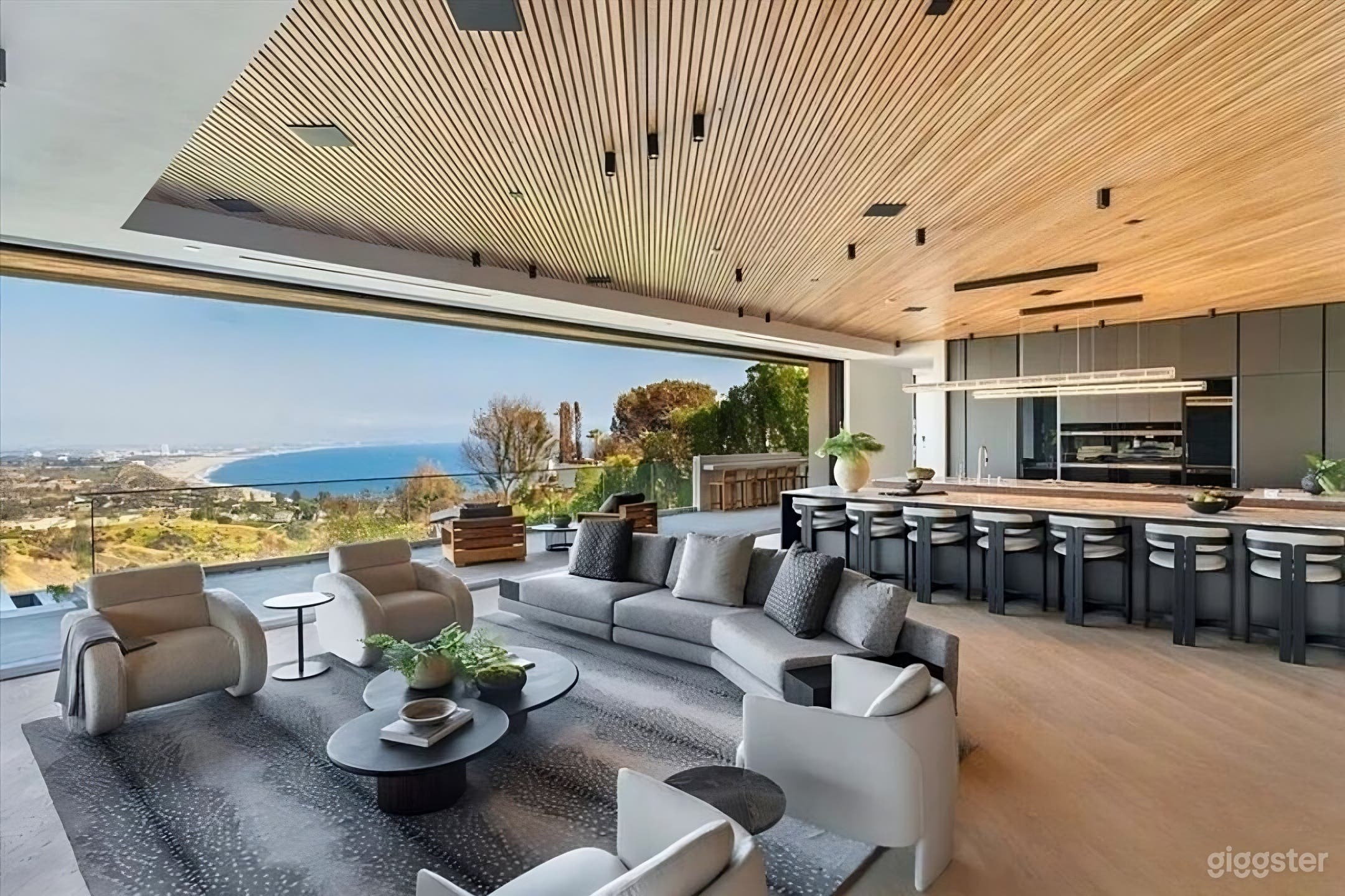 Stunning Coastal Modern Estate with Infinity Pool Photo 4