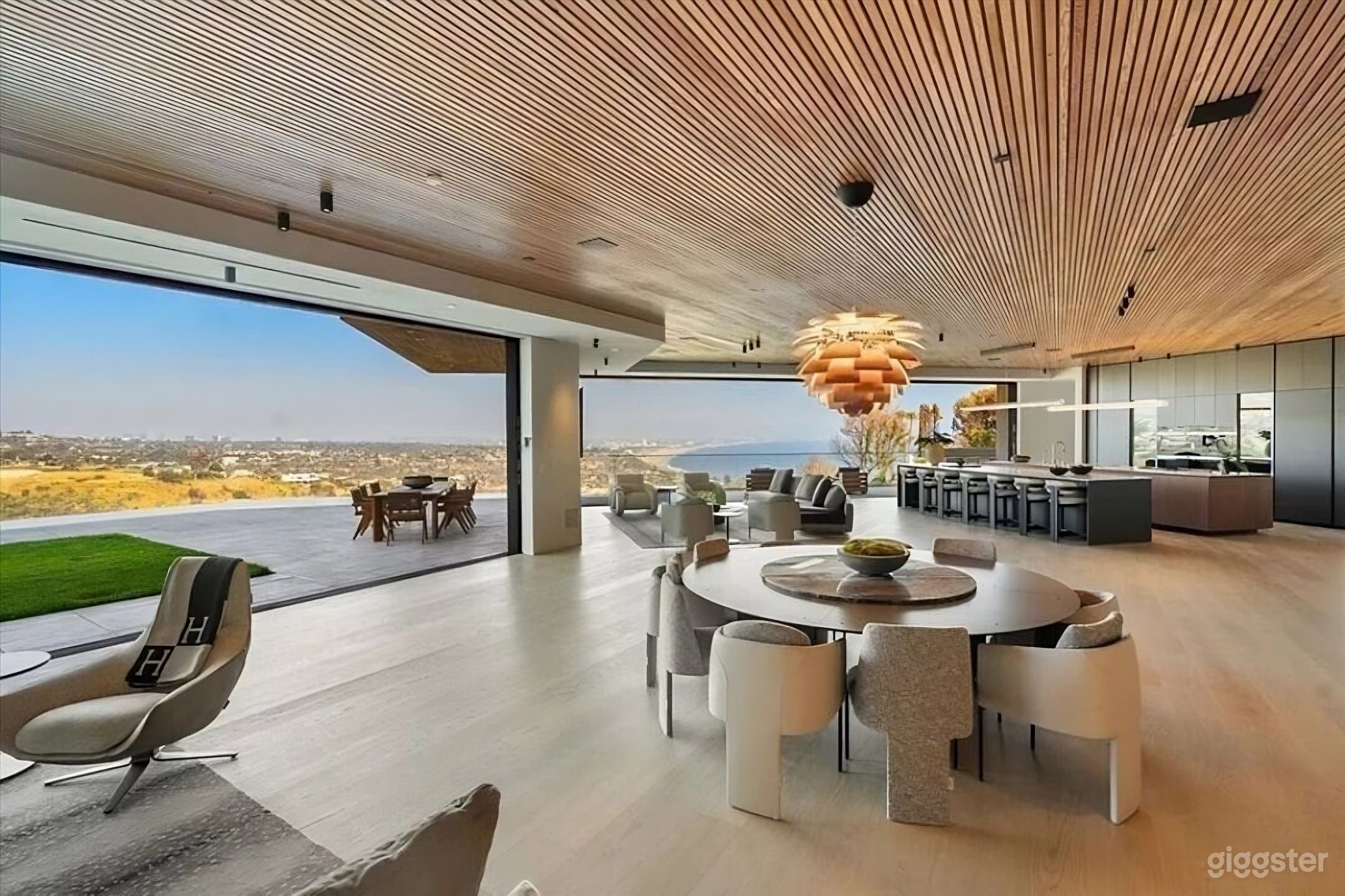 Stunning Coastal Modern Estate with Infinity Pool Photo 3