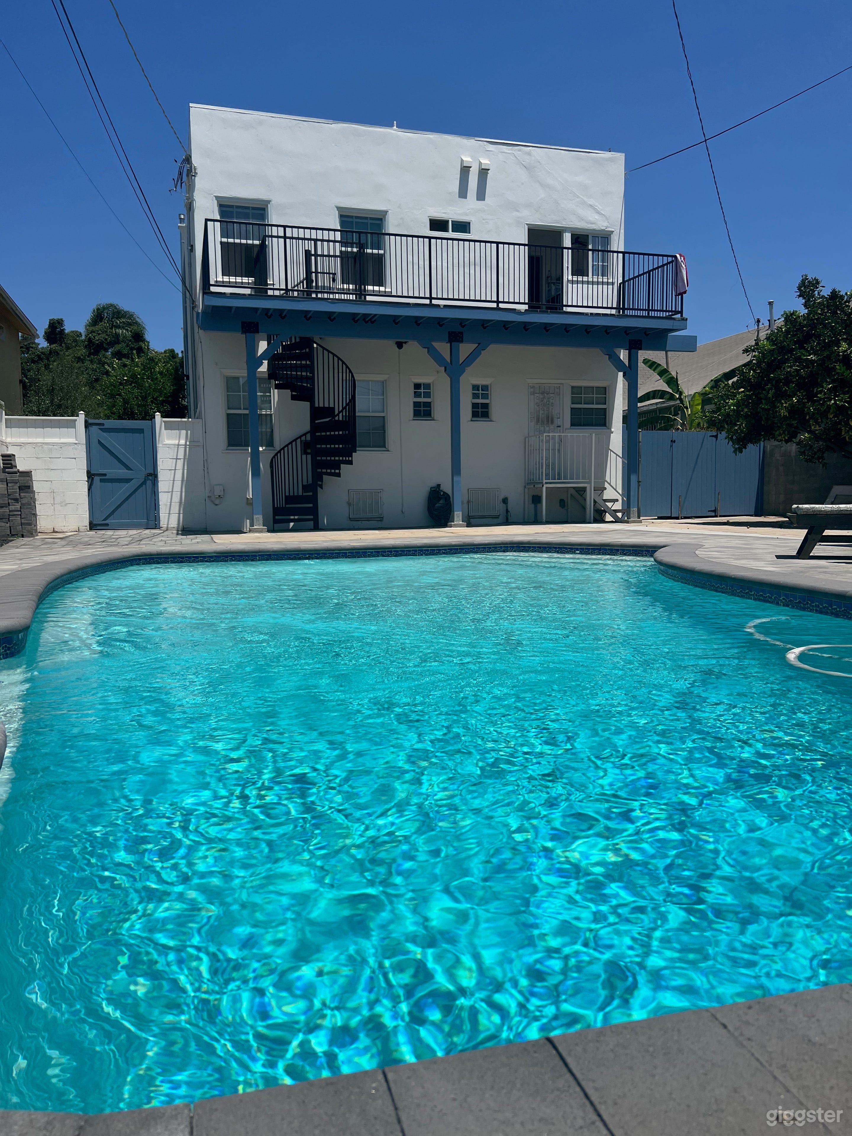 Mid City Apartment with lots of windows Photo 3