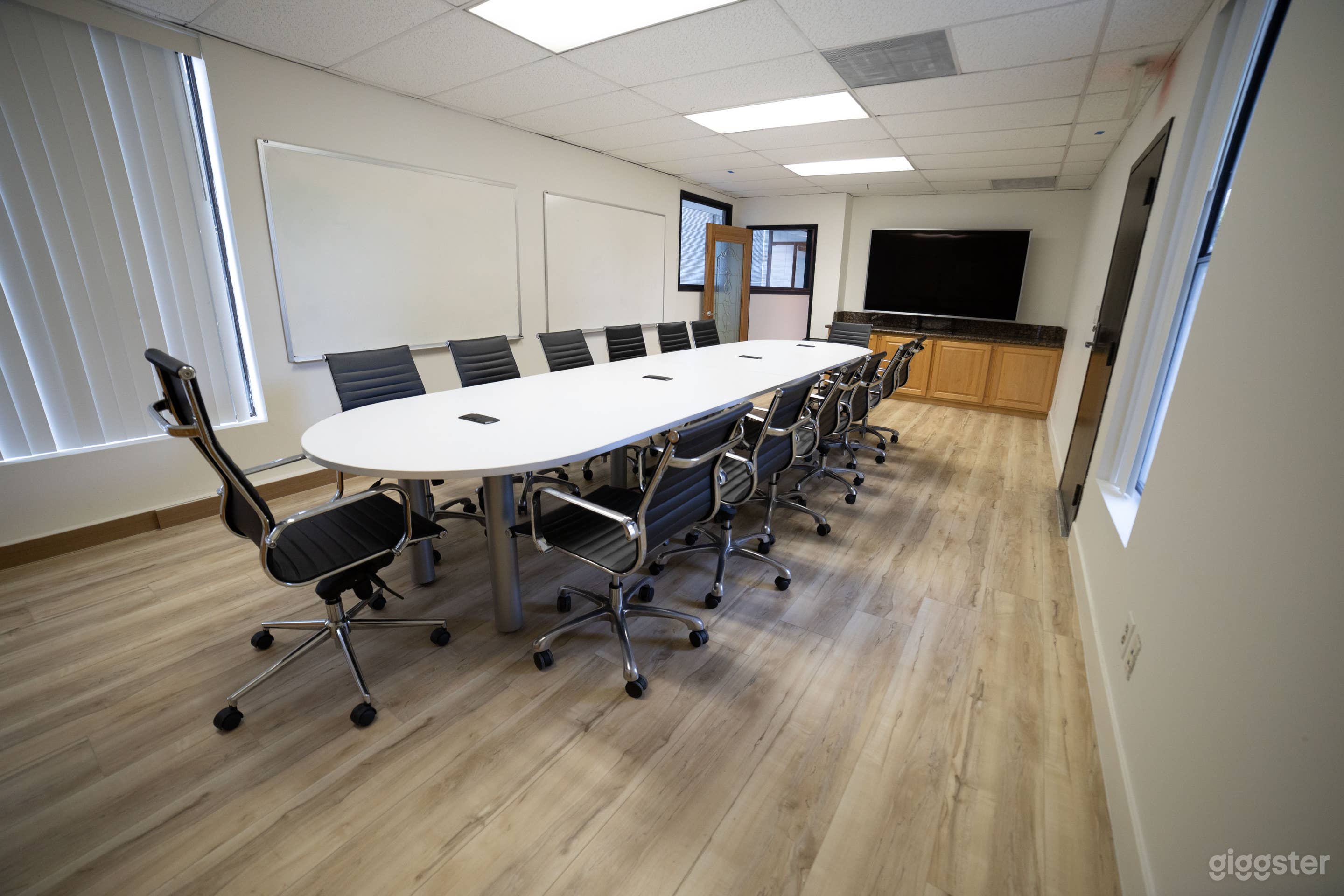 Pasadena Modern Space Perfect for Productions & Meeting Photo 2