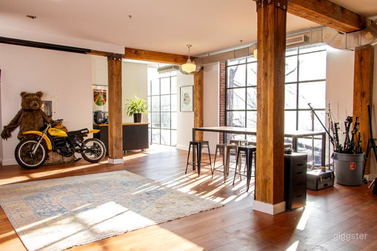  Downtown Toronto Film, Photo & Video Production Loft: Sunlit 