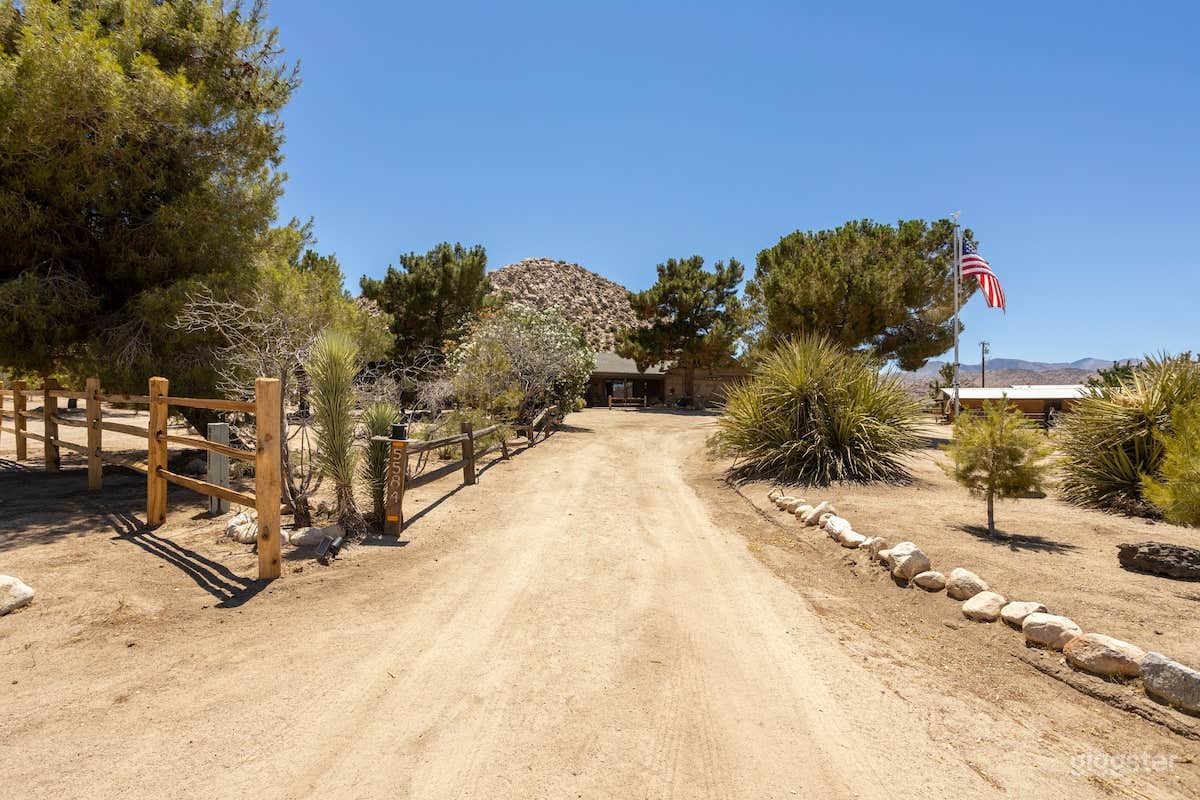 Ranch Compound on 2.5 acres in Pioneertown Photo 2