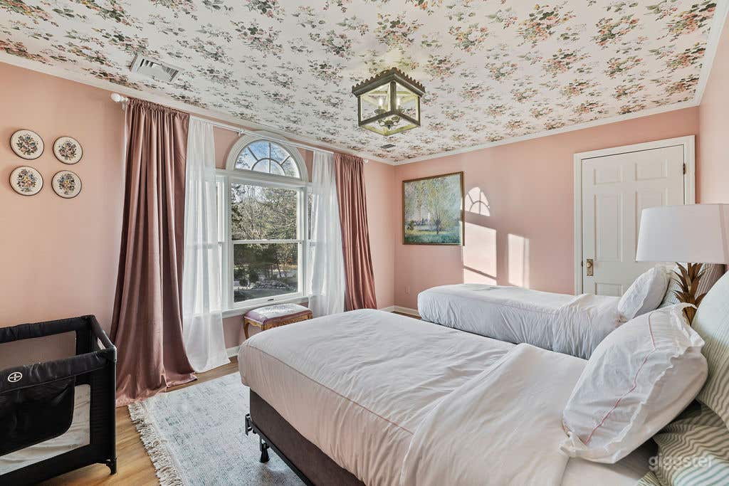 Modern Estate for Family w/Theater &amp; Fire Pit Photo 4