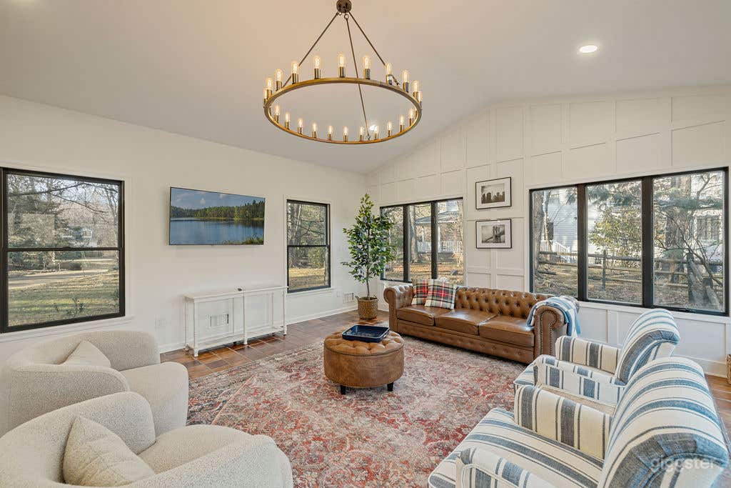 Modern Estate for Family w/Theater &amp; Fire Pit Photo 3