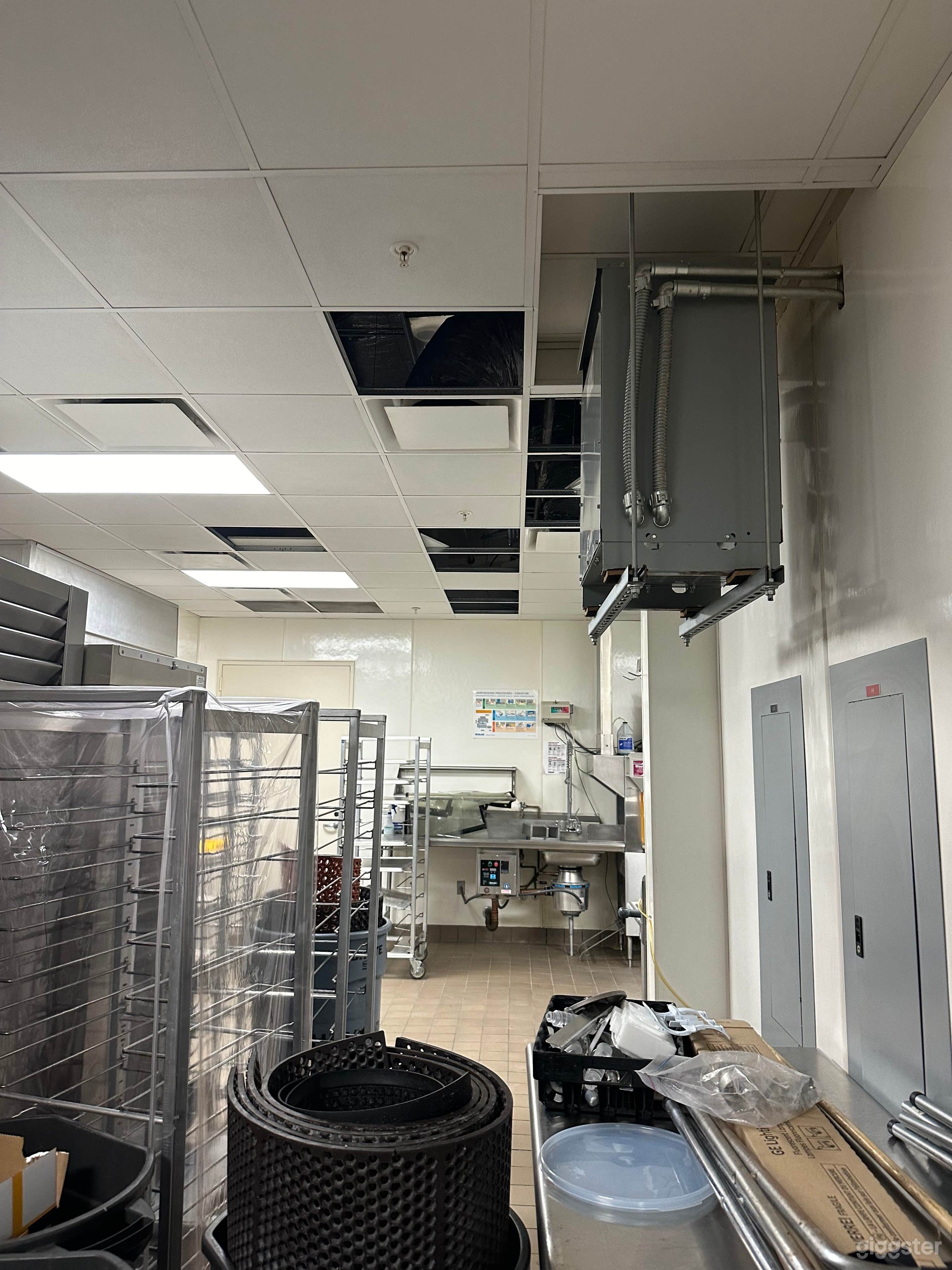 Production Kitchen Photo 4