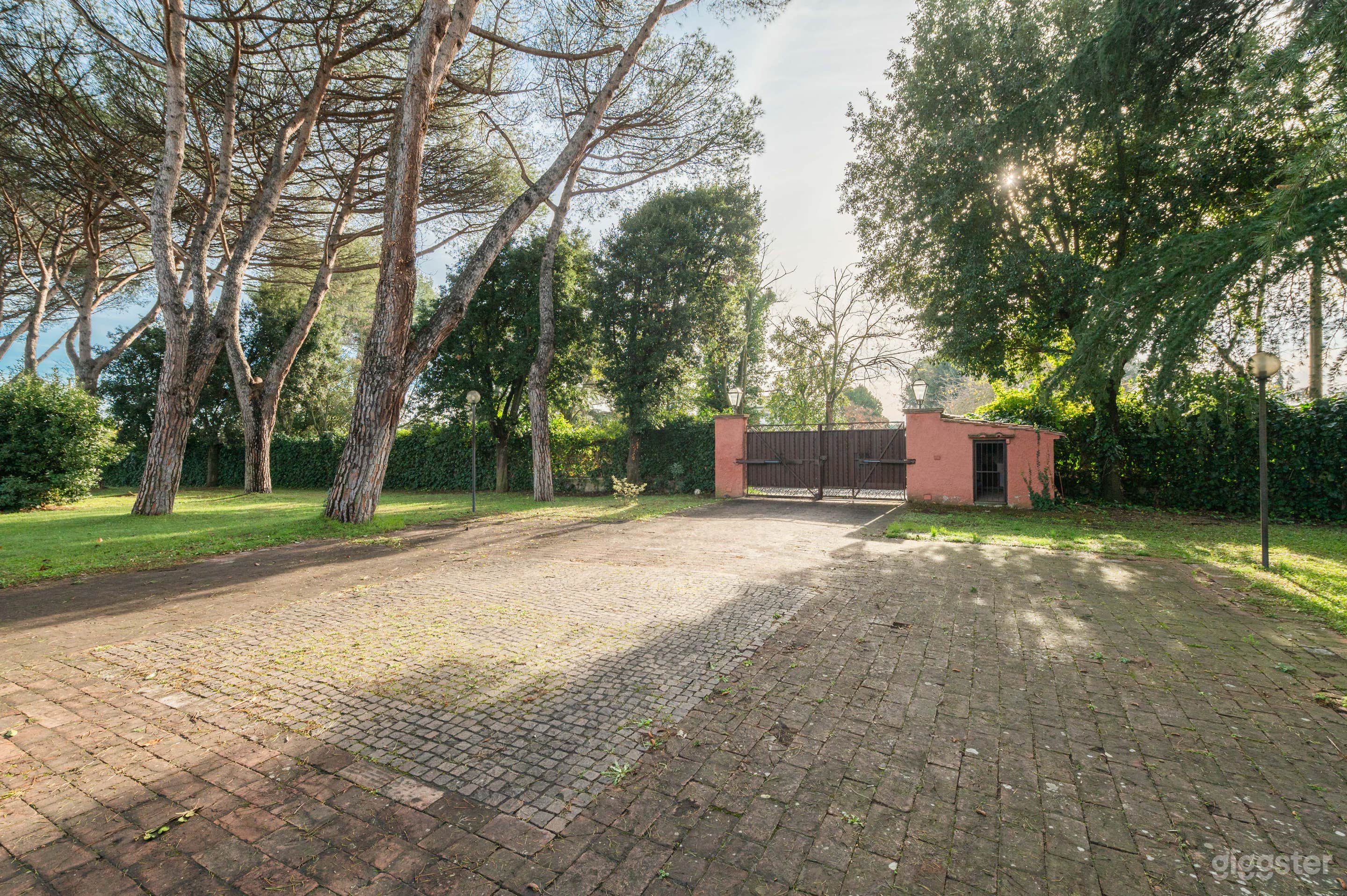 Foto di Esclusiva villa con piscina immersa nel verde 3