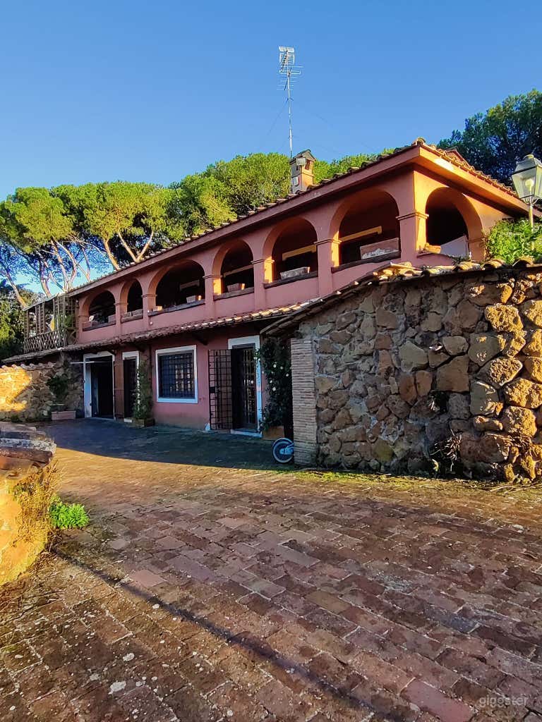  Esclusiva villa con piscina immersa nel verde 