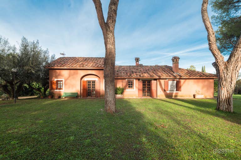  Esclusiva villa con piscina immersa nel verde 