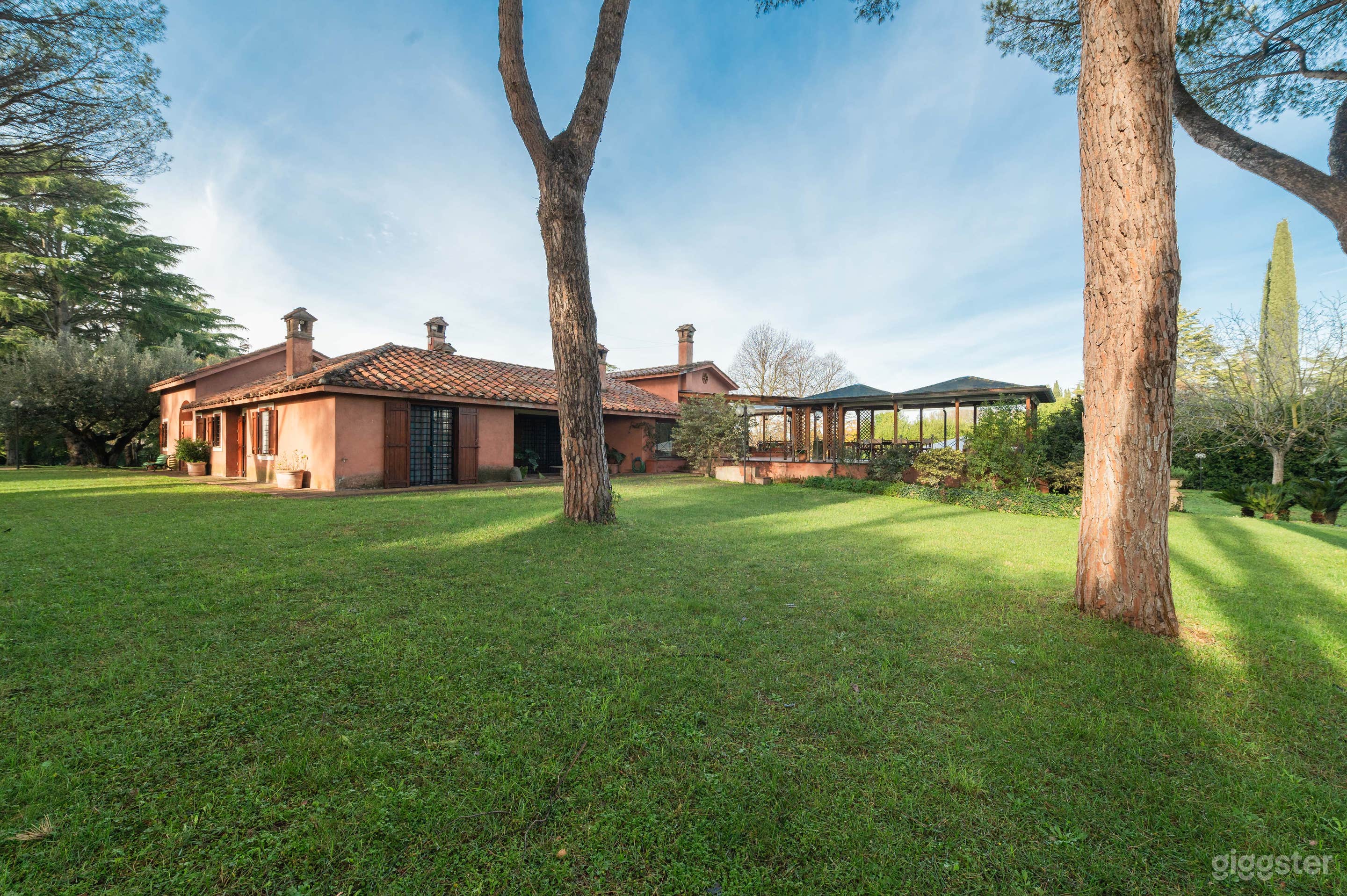 Foto di Esclusiva villa con piscina immersa nel verde 4