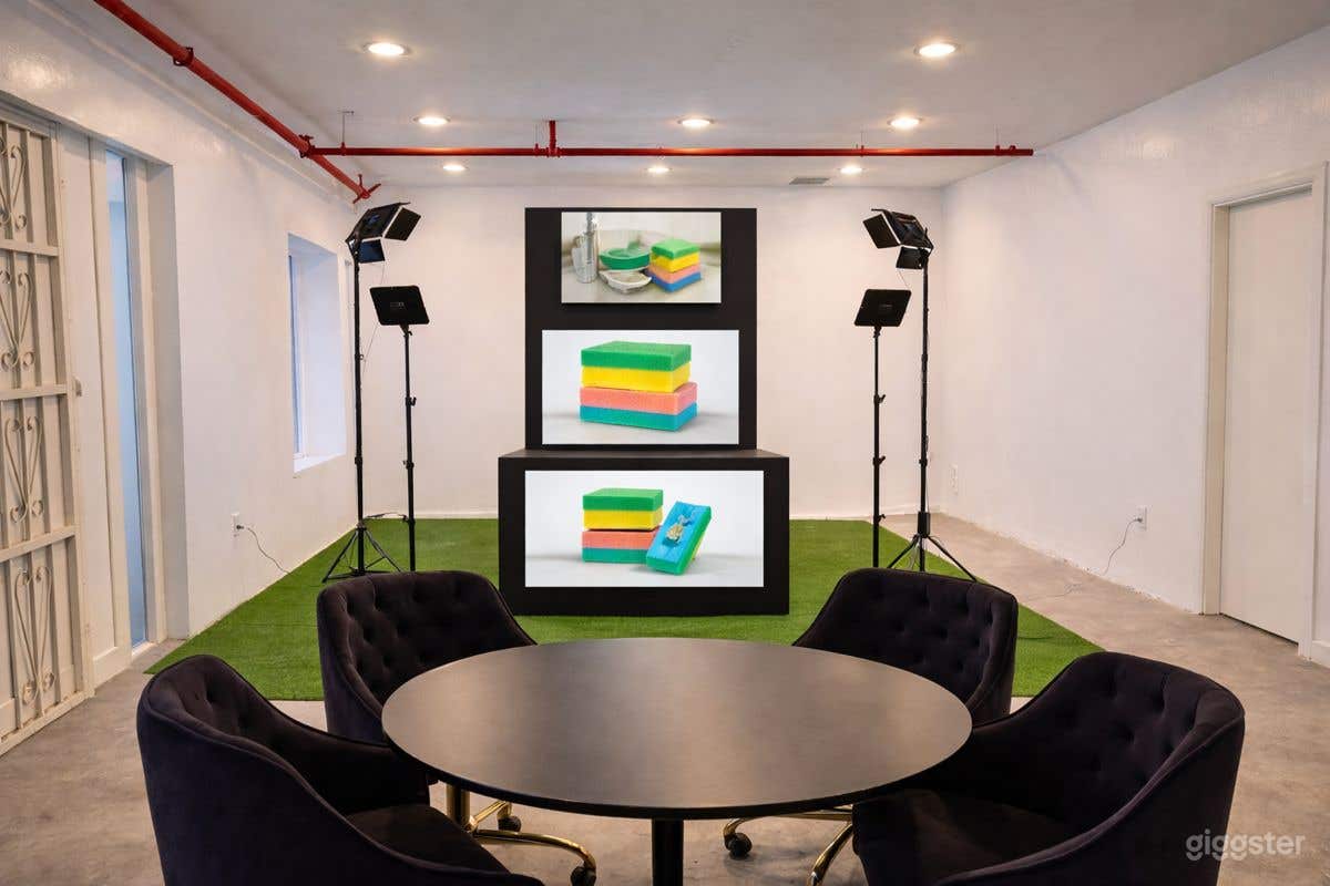 TikTok Shop LIVE Studio with 3 Custom Screens & Pro Lighting Photo 1