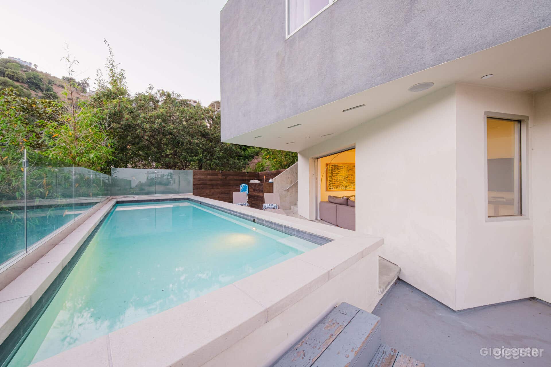  SLEEK MODERN ESCAPE WITH EXPANSIVE CITY/POOL Photo 1