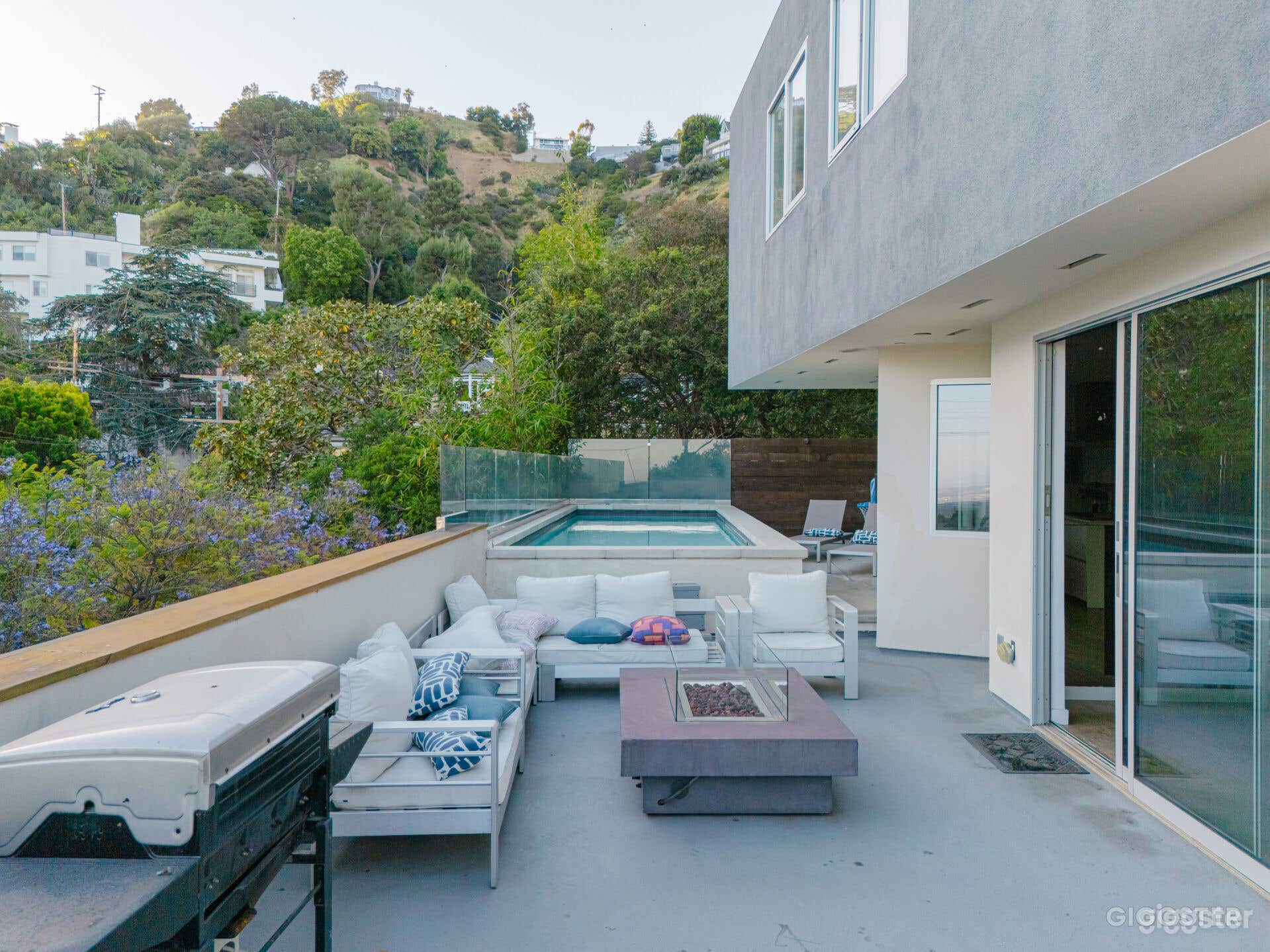  SLEEK MODERN ESCAPE WITH EXPANSIVE CITY/POOL Photo 2