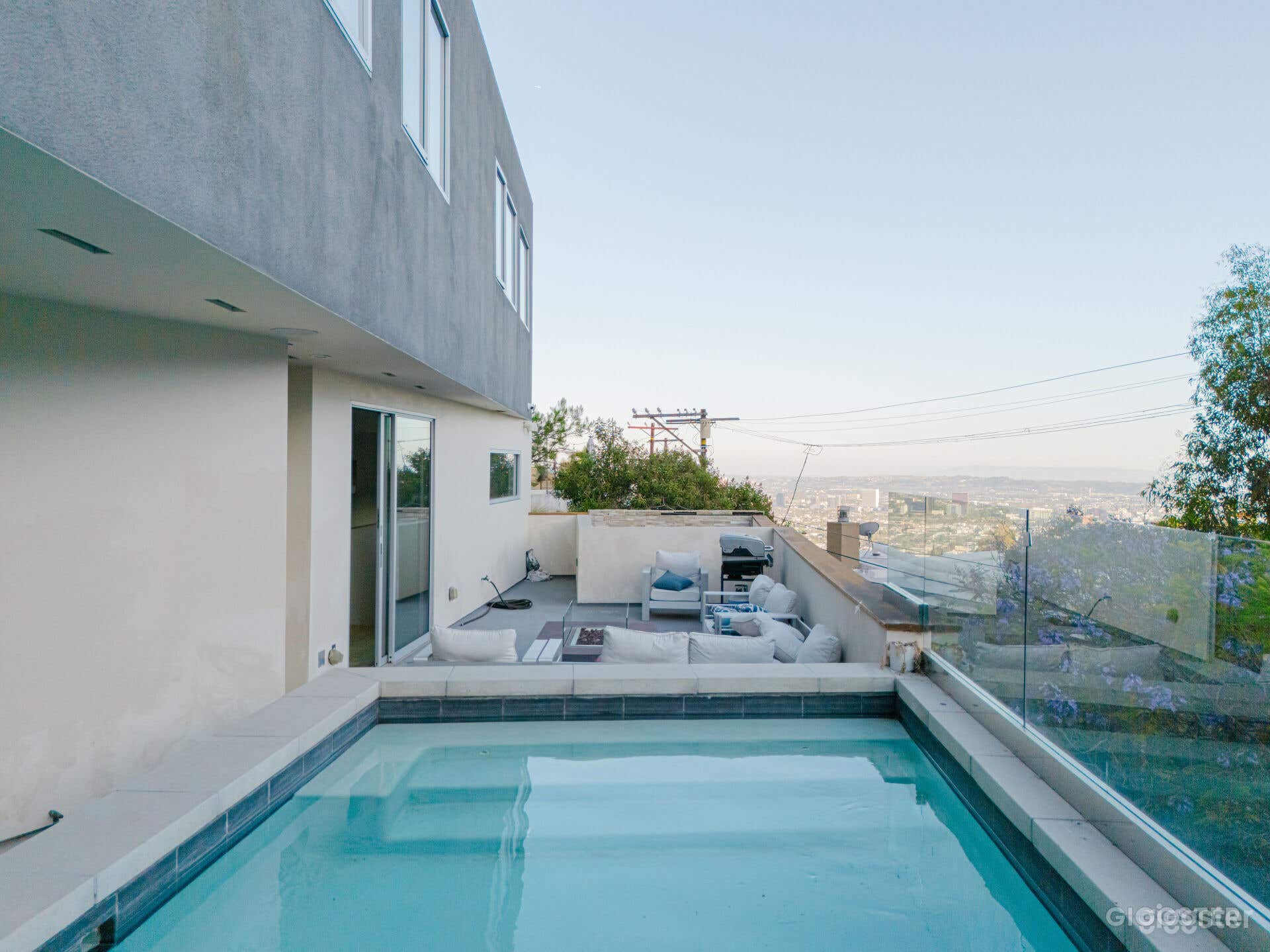  SLEEK MODERN ESCAPE WITH EXPANSIVE CITY/POOL Photo 4