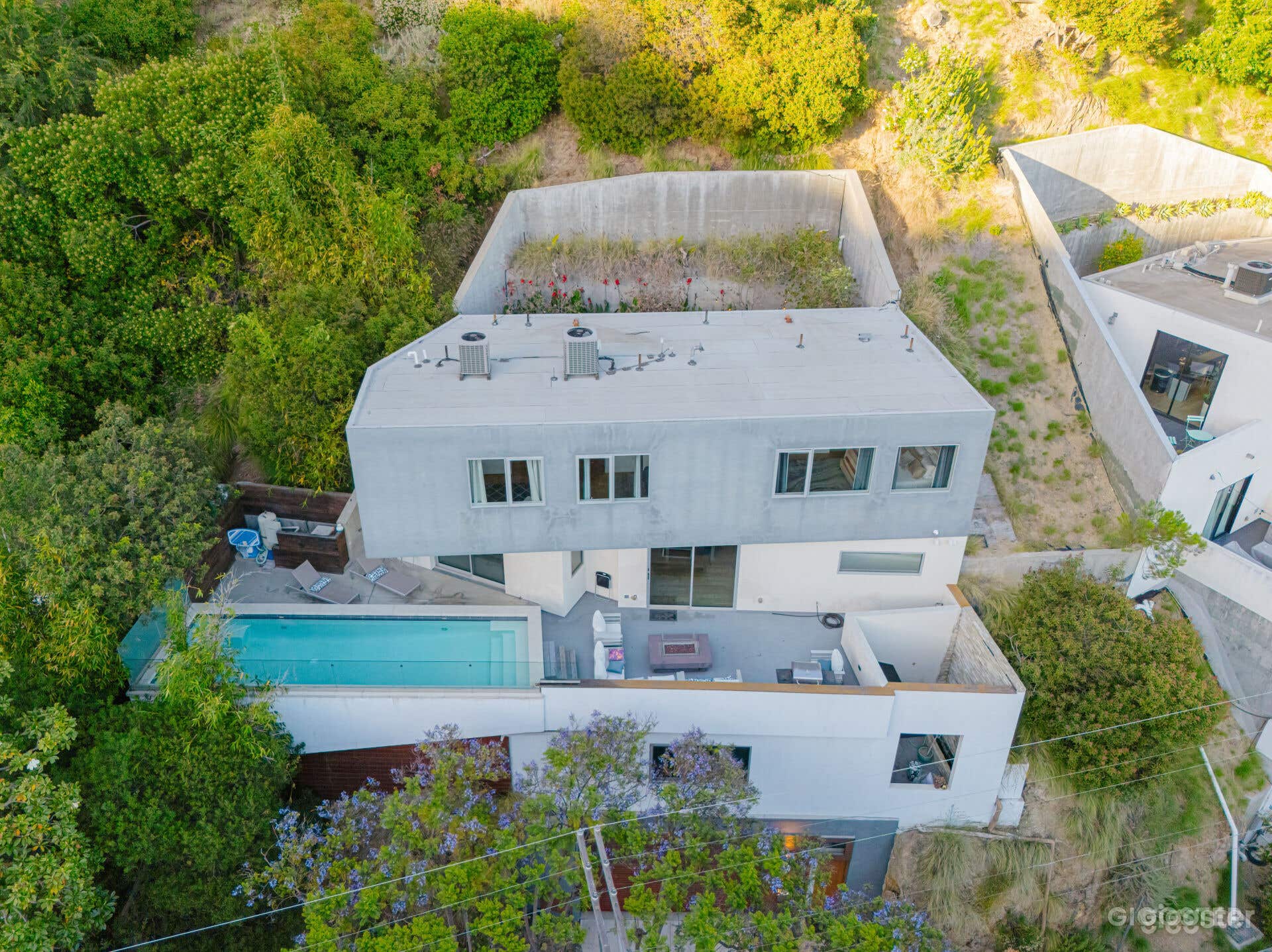  SLEEK MODERN ESCAPE WITH EXPANSIVE CITY/POOL Photo 3