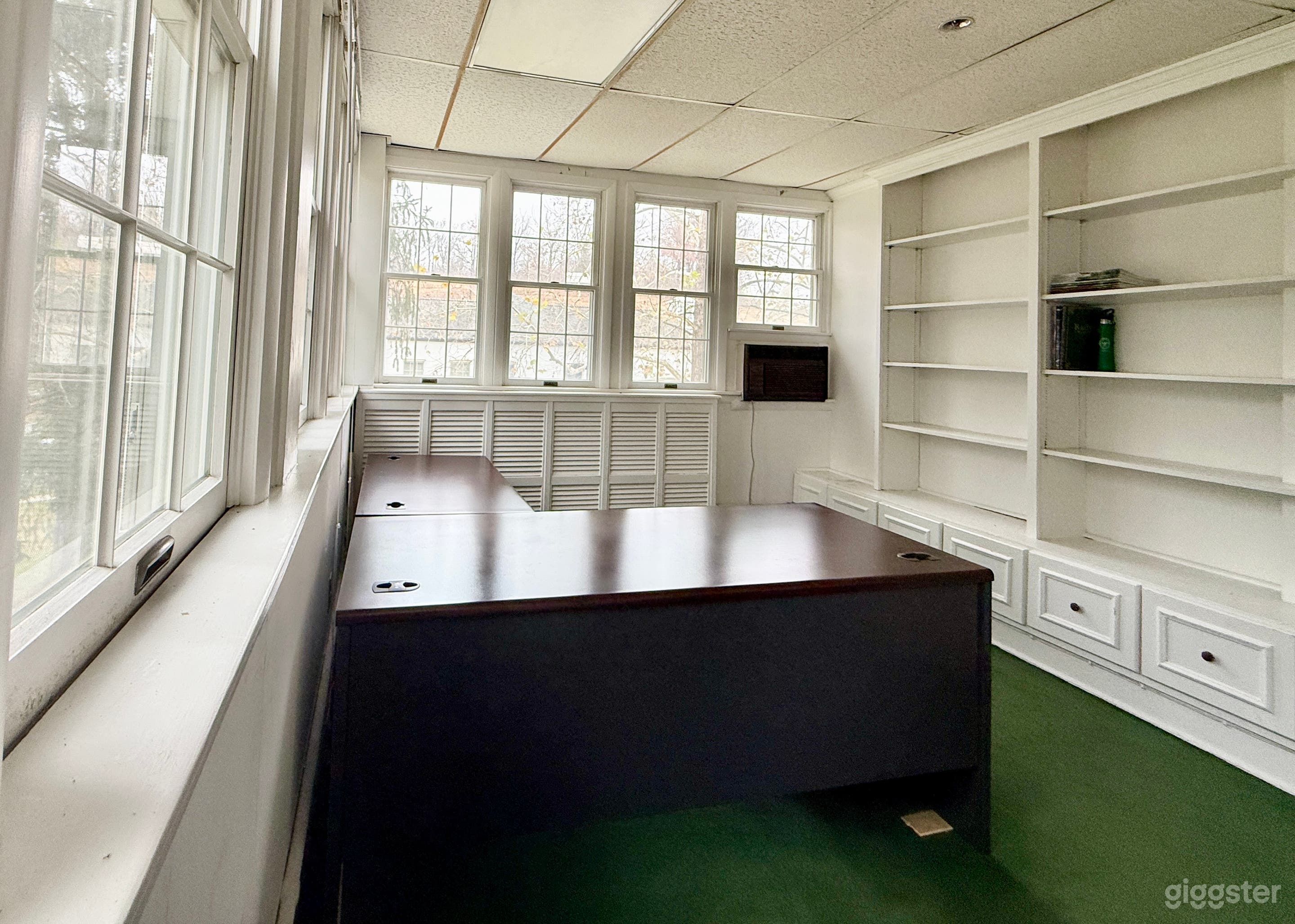 Small, Bright Office with Beautiful Views Photo 4