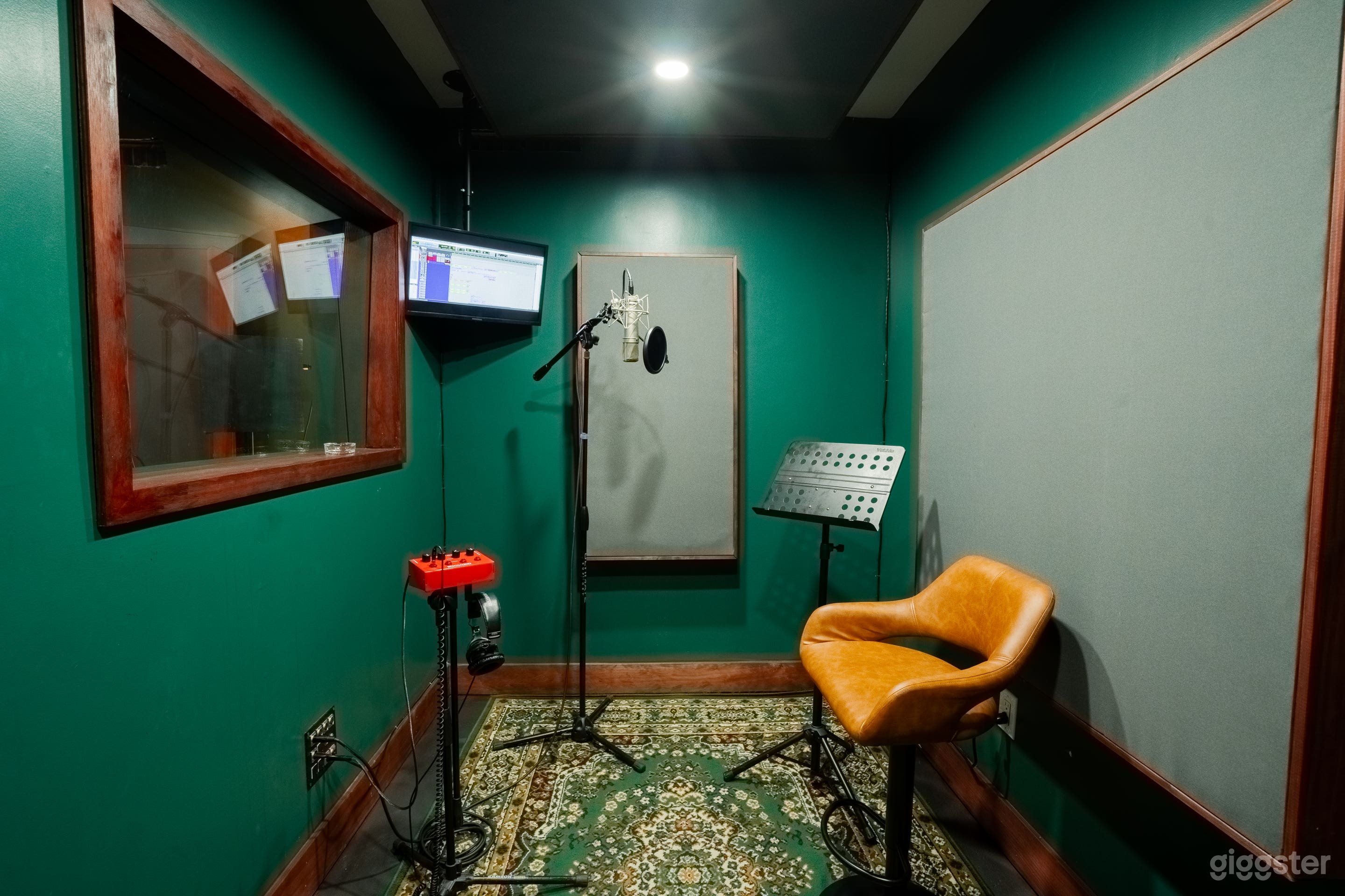 Retro-Style, Fully-Equipped Recording Studio Photo 4