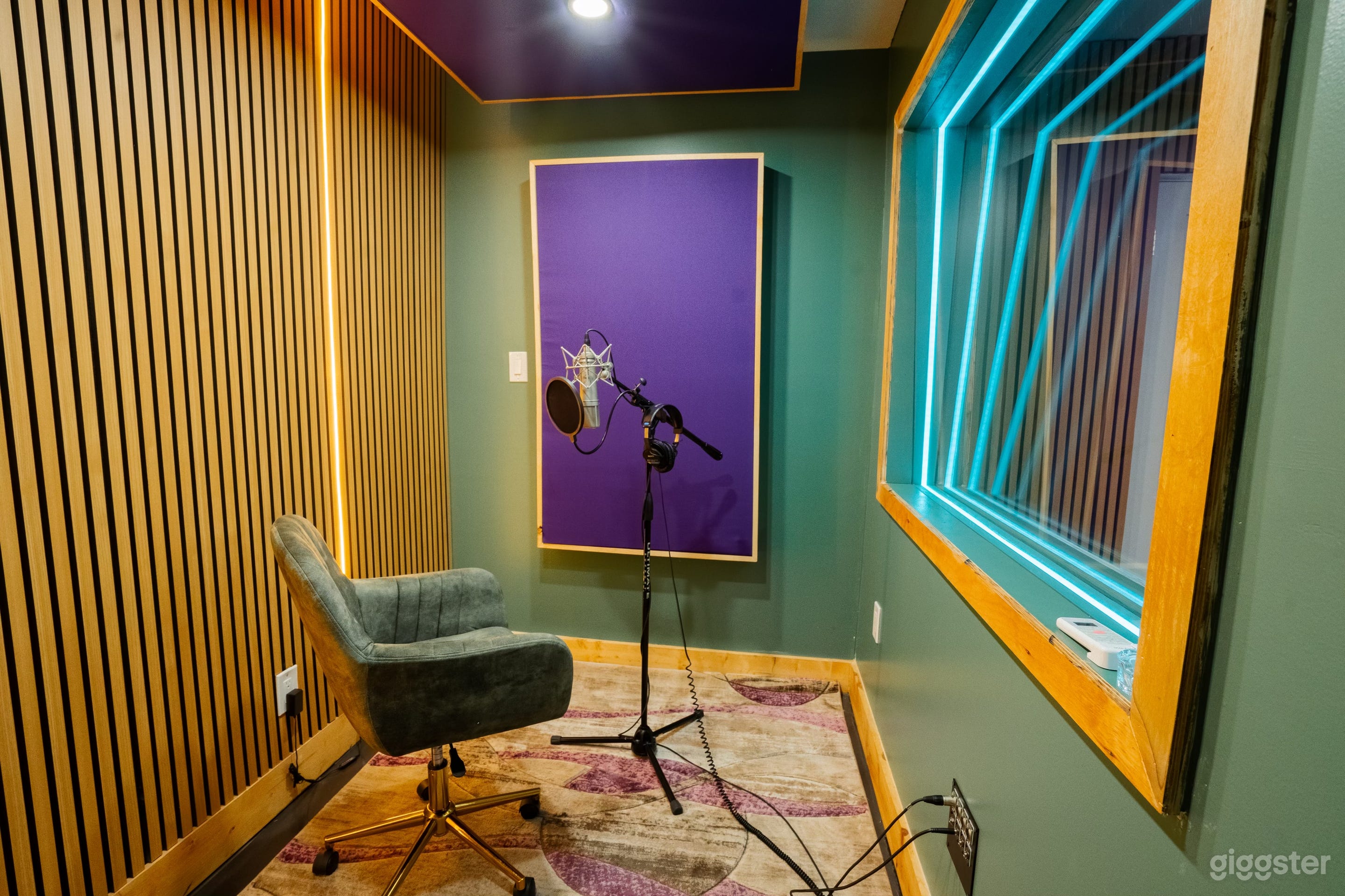 Retro-Style, Fully-Equipped Recording Studio Photo 3