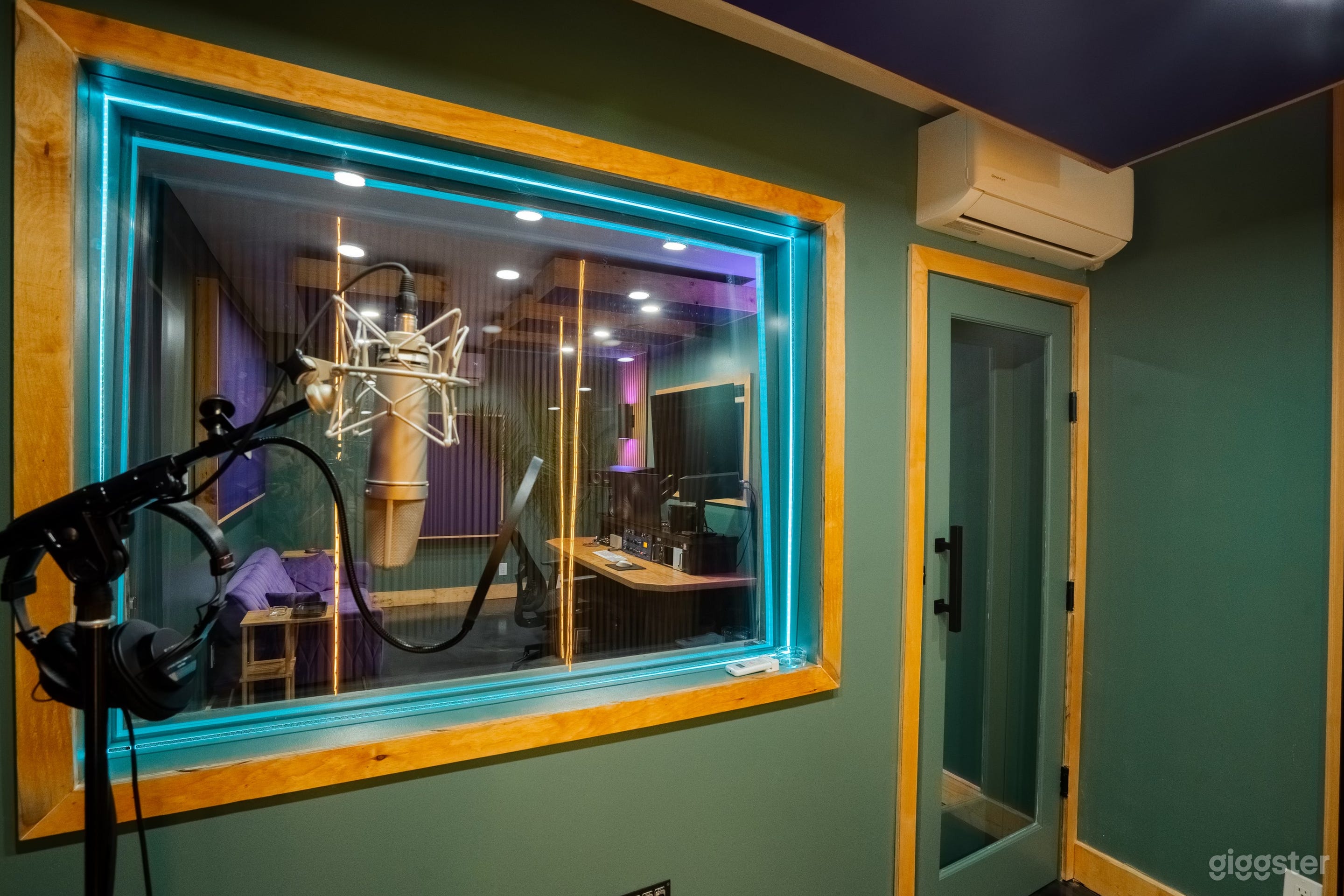 Retro-Style, Fully-Equipped Recording Studio Photo 2