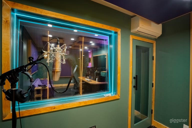  Retro-Style, Fully-Equipped Recording Studio 