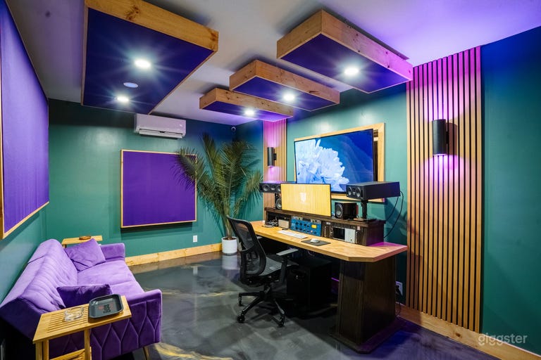  Retro-Style, Fully-Equipped Recording Studio 