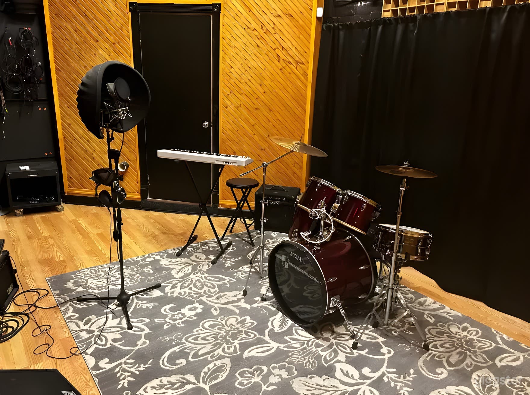 Ultra-Modern Mixing &amp; Recording Studio  Photo 3