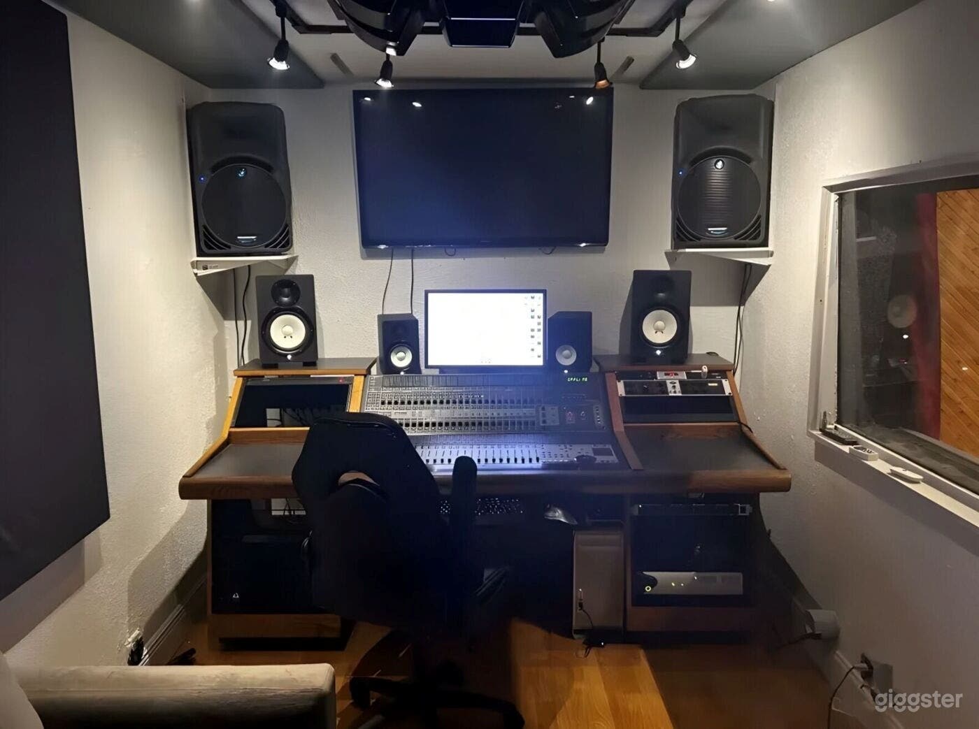 Ultra-Modern Mixing &amp; Recording Studio  Photo 1
