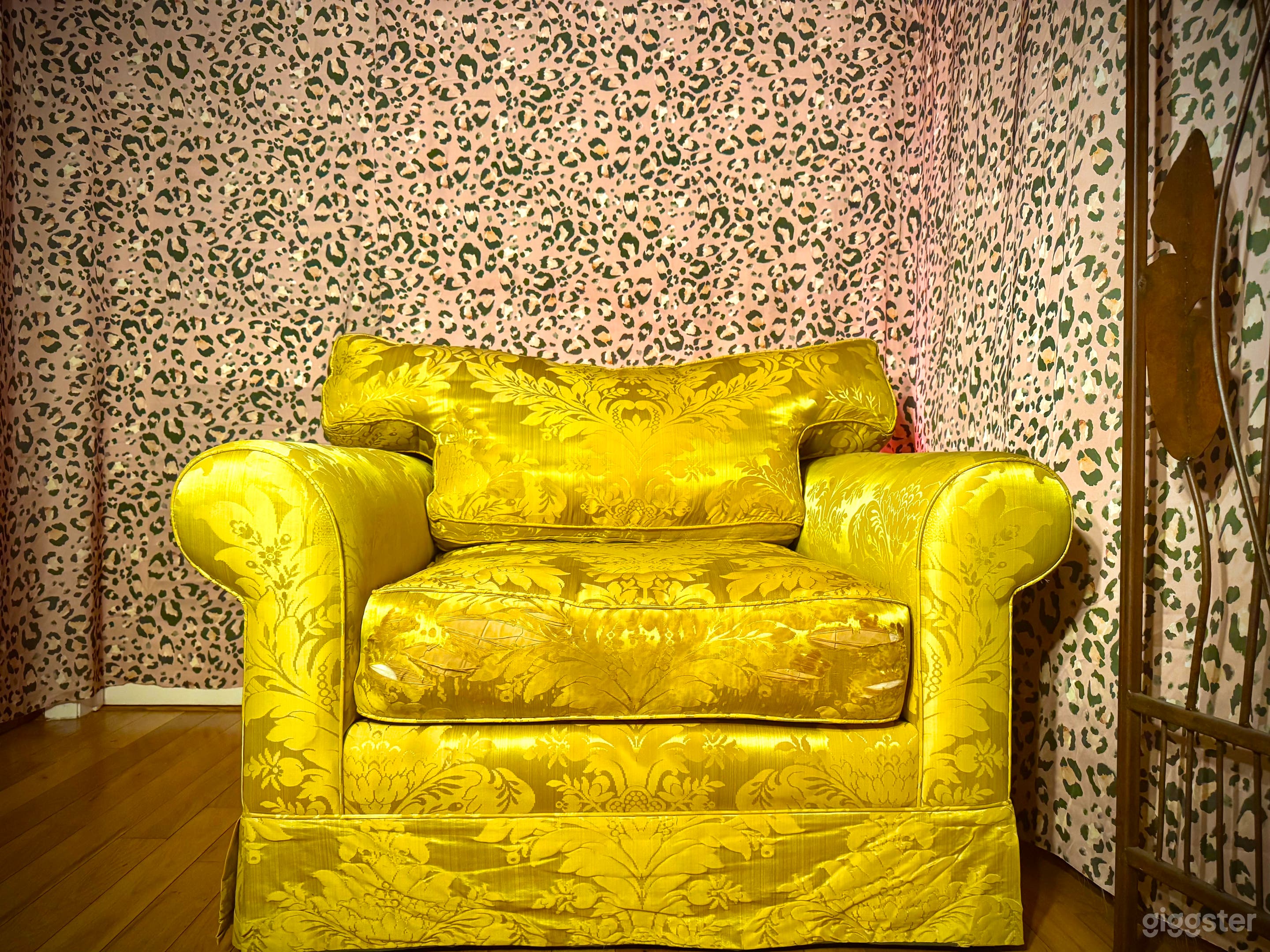 Retro Glamour Loft with Electric Vintage Vignettes Photo 4