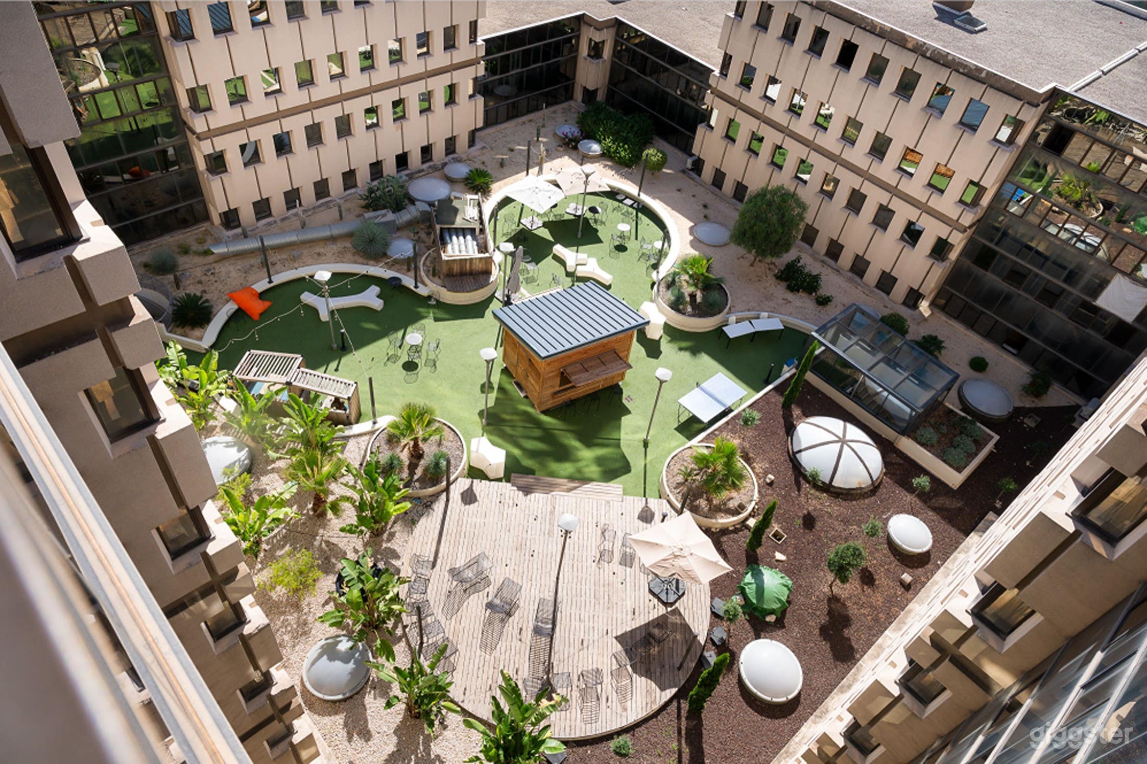 Photo de Terrasse Extérieure – 250 m² d’Espace 2