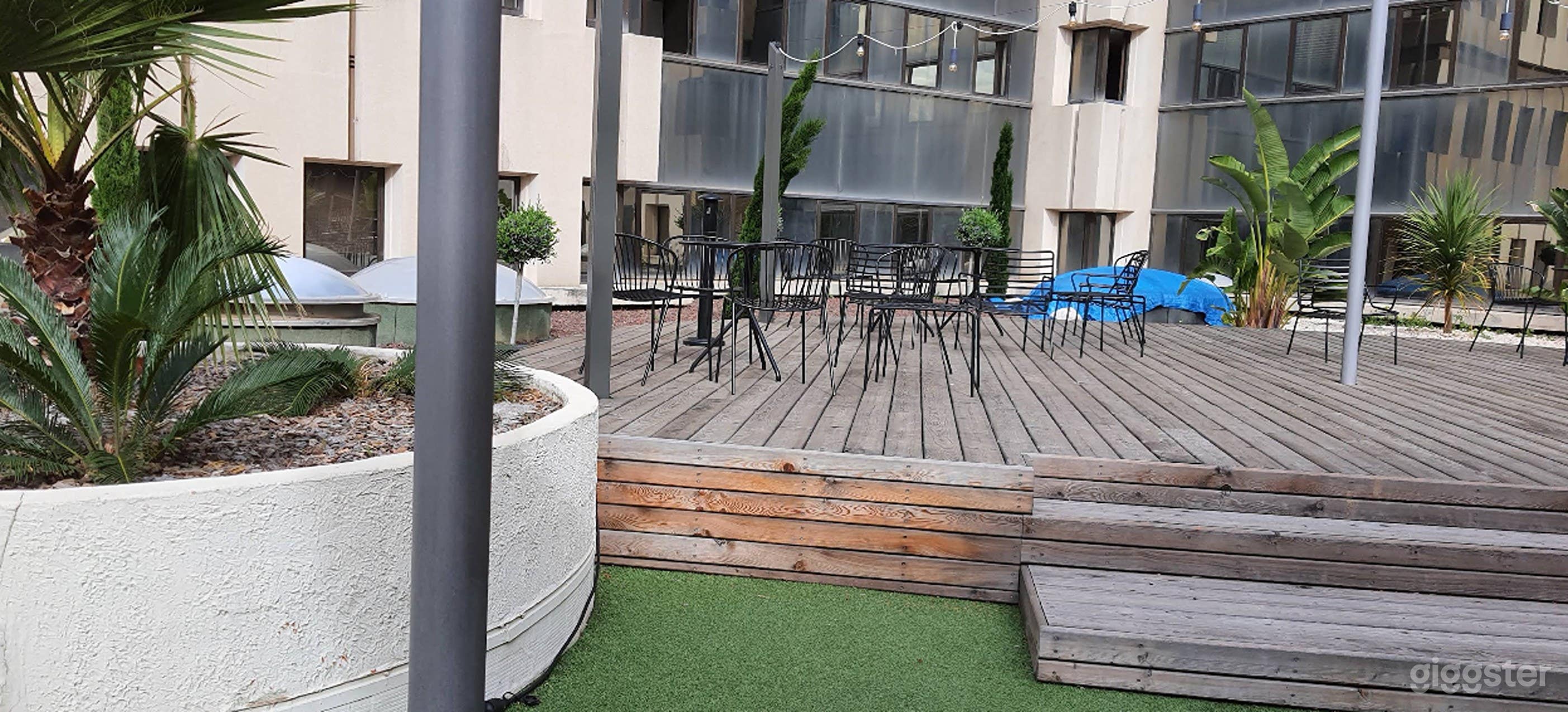 Photo de Terrasse Extérieure – 250 m² d’Espace 4