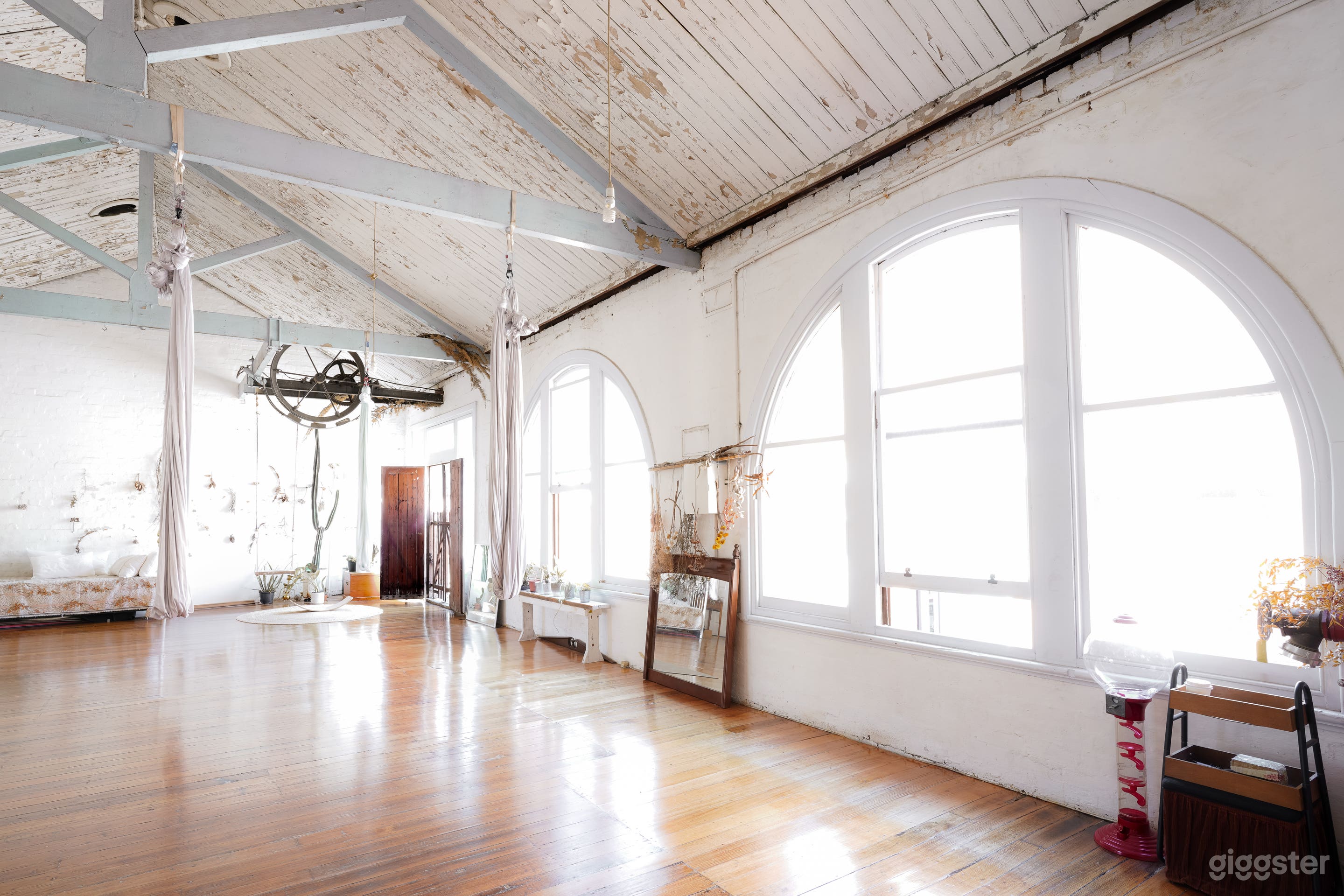 Unique Rustic Warehouse Loft in CBD Photo 3